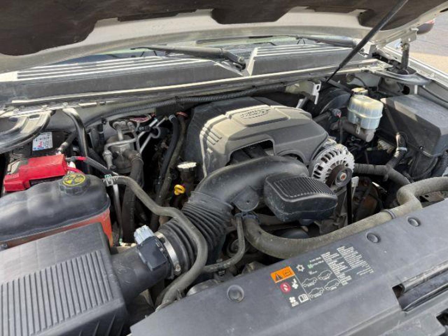 2013 Silver Ice Metallic /Light Cashmere/Dark Cashmere Chevrolet Suburban 1500 (1GNSCJE04DR) with an Vortec 53L V-8 variable valve control engine, Automatic transmission, located at 1175 N Woodruff Ave, Idaho Falls, ID, 83401, 43.506901, -111.999657 - At Timberline Auto, finding a great deal on your next vehicle is always easy! Our experienced sales staff's goal is to help find you the right vehicle at the right price! Our knowledgeable finance department has options for almost any credit score. We offer extended service contract options to prote - Photo#44