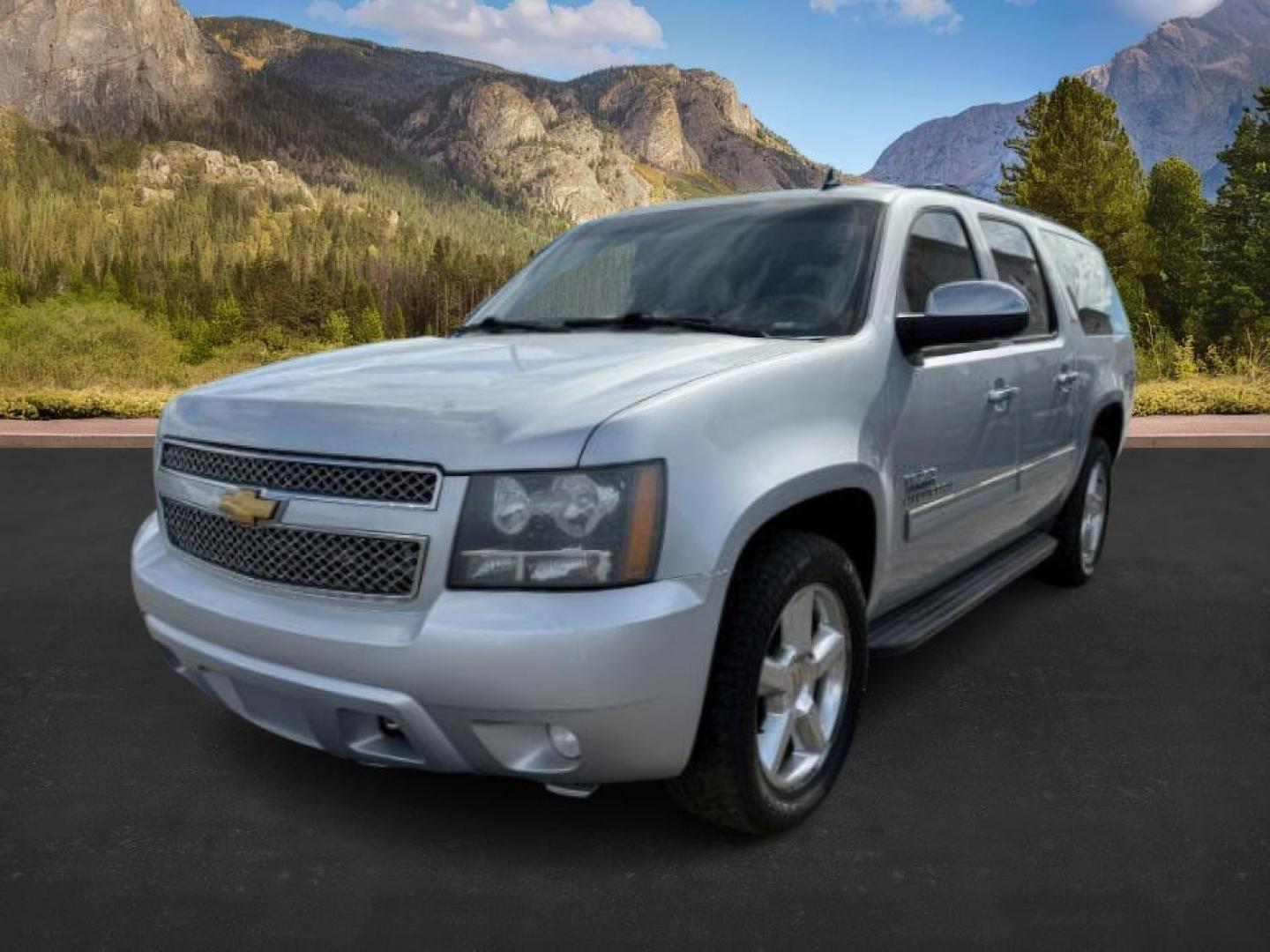 2013 Silver Ice Metallic /Light Cashmere/Dark Cashmere Chevrolet Suburban 1500 (1GNSCJE04DR) with an Vortec 53L V-8 variable valve control engine, Automatic transmission, located at 1175 N Woodruff Ave, Idaho Falls, ID, 83401, 43.506901, -111.999657 - At Timberline Auto, finding a great deal on your next vehicle is always easy! Our experienced sales staff's goal is to help find you the right vehicle at the right price! Our knowledgeable finance department has options for almost any credit score. We offer extended service contract options to prote - Photo#1