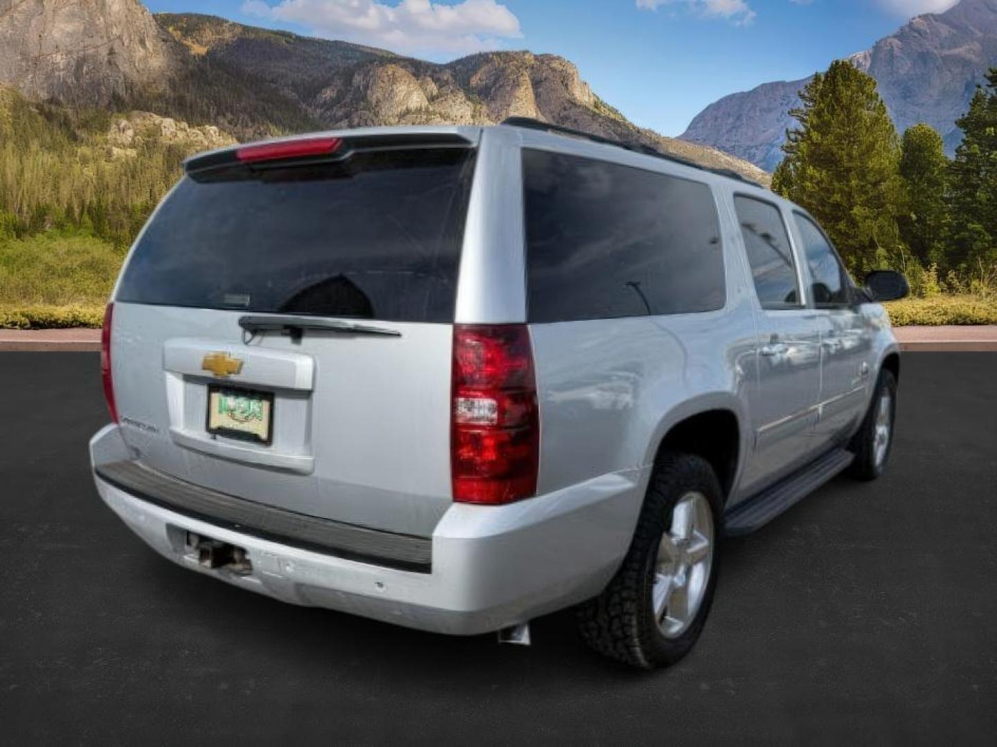 2013 Silver Ice Metallic /Light Cashmere/Dark Cashmere Chevrolet Suburban 1500 (1GNSCJE04DR) with an Vortec 53L V-8 variable valve control engine, Automatic transmission, located at 1175 N Woodruff Ave, Idaho Falls, ID, 83401, 43.506901, -111.999657 - At Timberline Auto, finding a great deal on your next vehicle is always easy! Our experienced sales staff's goal is to help find you the right vehicle at the right price! Our knowledgeable finance department has options for almost any credit score. We offer extended service contract options to prote - Photo#6