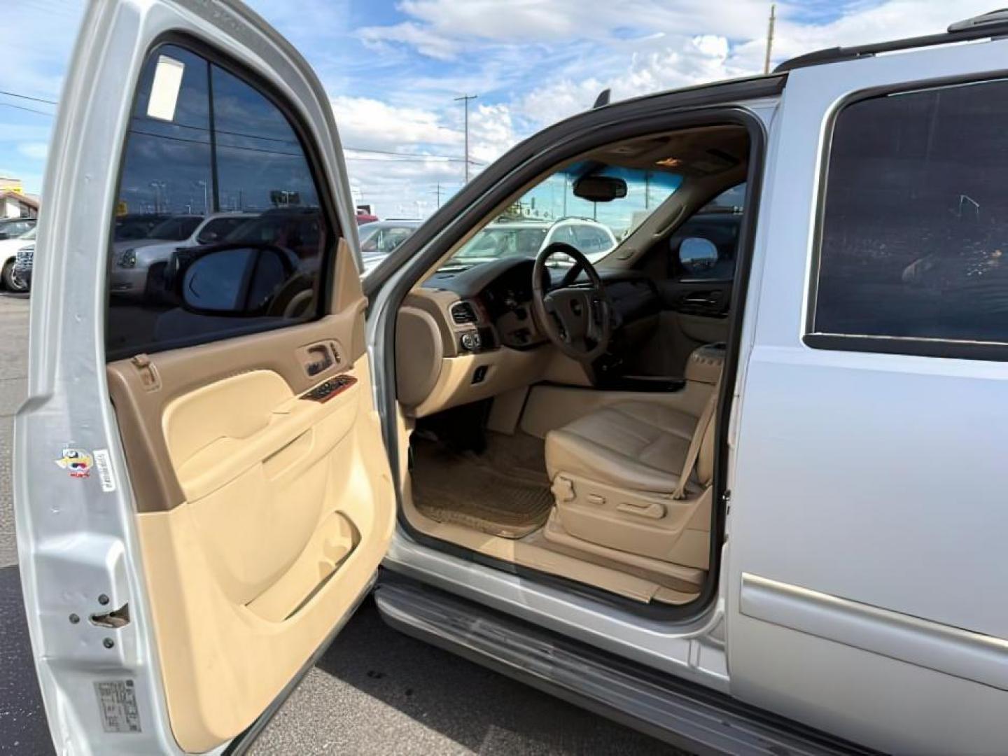2013 Silver Ice Metallic /Light Cashmere/Dark Cashmere Chevrolet Suburban 1500 (1GNSCJE04DR) with an Vortec 53L V-8 variable valve control engine, Automatic transmission, located at 1175 N Woodruff Ave, Idaho Falls, ID, 83401, 43.506901, -111.999657 - At Timberline Auto, finding a great deal on your next vehicle is always easy! Our experienced sales staff's goal is to help find you the right vehicle at the right price! Our knowledgeable finance department has options for almost any credit score. We offer extended service contract options to prote - Photo#11