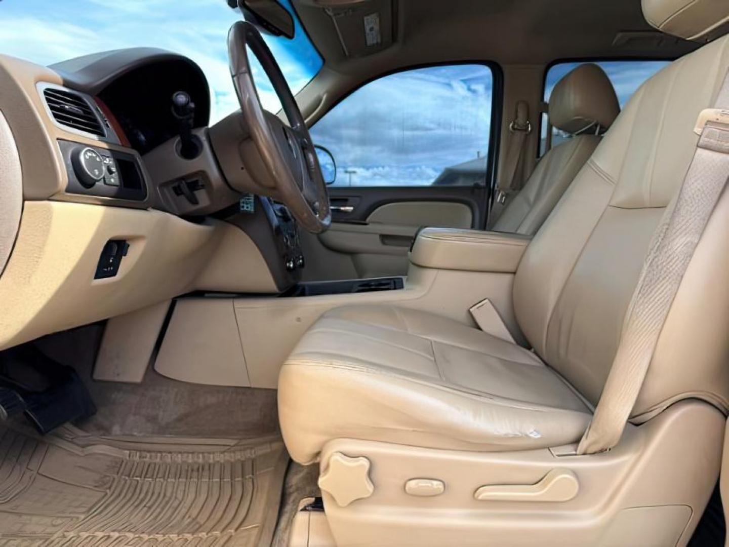 2013 Silver Ice Metallic /Light Cashmere/Dark Cashmere Chevrolet Suburban 1500 (1GNSCJE04DR) with an Vortec 53L V-8 variable valve control engine, Automatic transmission, located at 1175 N Woodruff Ave, Idaho Falls, ID, 83401, 43.506901, -111.999657 - At Timberline Auto, finding a great deal on your next vehicle is always easy! Our experienced sales staff's goal is to help find you the right vehicle at the right price! Our knowledgeable finance department has options for almost any credit score. We offer extended service contract options to prote - Photo#12