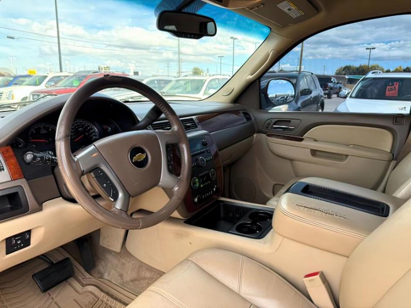 2013 Silver Ice Metallic /Light Cashmere/Dark Cashmere Chevrolet Suburban 1500 (1GNSCJE04DR) with an Vortec 53L V-8 variable valve control engine, Automatic transmission, located at 1175 N Woodruff Ave, Idaho Falls, ID, 83401, 43.506901, -111.999657 - At Timberline Auto, finding a great deal on your next vehicle is always easy! Our experienced sales staff's goal is to help find you the right vehicle at the right price! Our knowledgeable finance department has options for almost any credit score. We offer extended service contract options to prote - Photo#13