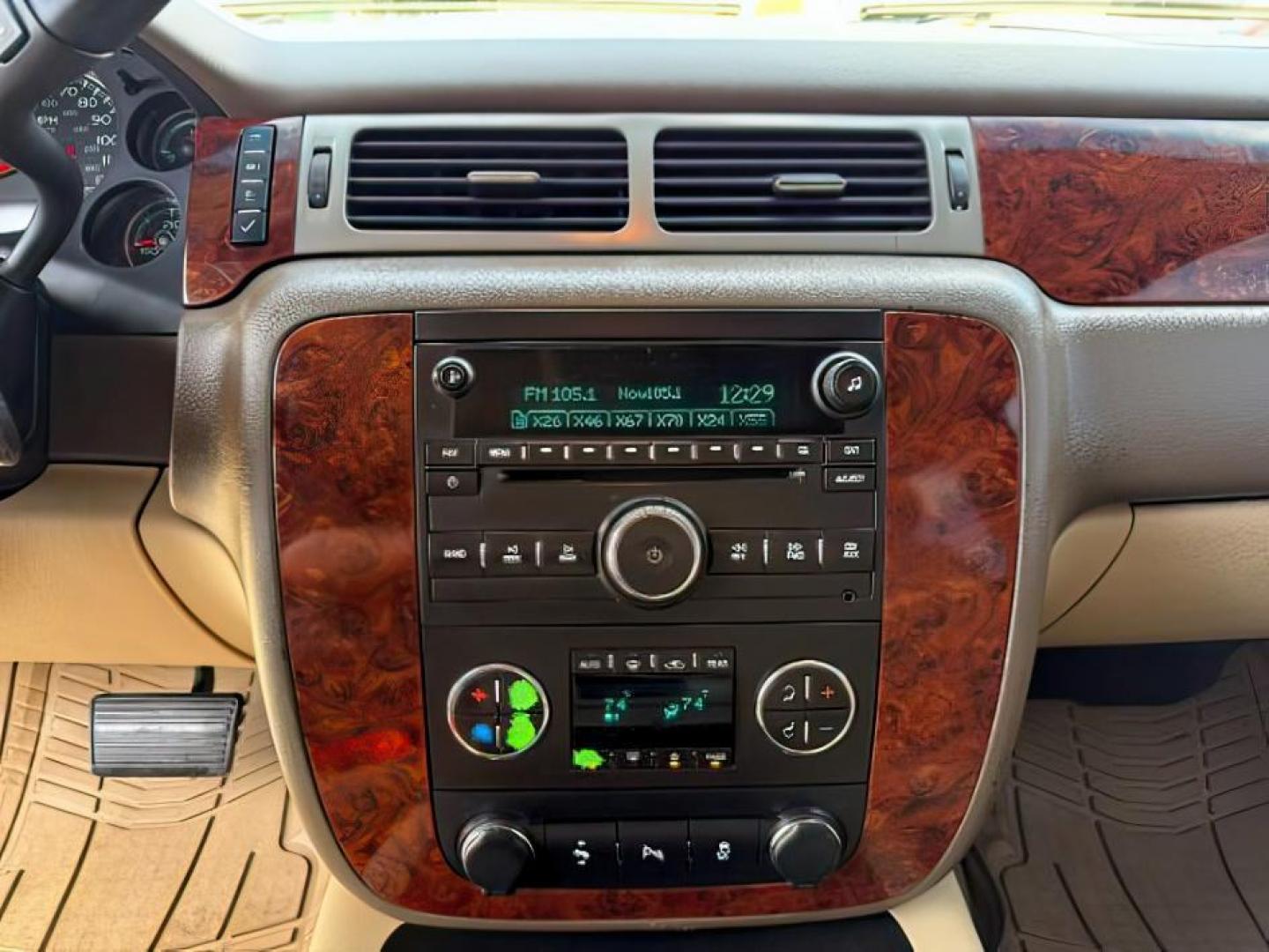 2013 Silver Ice Metallic /Light Cashmere/Dark Cashmere Chevrolet Suburban 1500 (1GNSCJE04DR) with an Vortec 53L V-8 variable valve control engine, Automatic transmission, located at 1175 N Woodruff Ave, Idaho Falls, ID, 83401, 43.506901, -111.999657 - At Timberline Auto, finding a great deal on your next vehicle is always easy! Our experienced sales staff's goal is to help find you the right vehicle at the right price! Our knowledgeable finance department has options for almost any credit score. We offer extended service contract options to prote - Photo#15