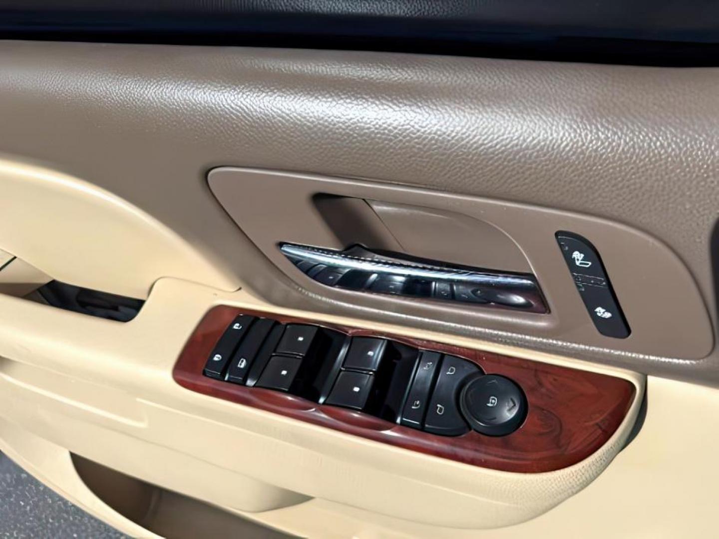2013 Silver Ice Metallic /Light Cashmere/Dark Cashmere Chevrolet Suburban 1500 (1GNSCJE04DR) with an Vortec 53L V-8 variable valve control engine, Automatic transmission, located at 1175 N Woodruff Ave, Idaho Falls, ID, 83401, 43.506901, -111.999657 - At Timberline Auto, finding a great deal on your next vehicle is always easy! Our experienced sales staff's goal is to help find you the right vehicle at the right price! Our knowledgeable finance department has options for almost any credit score. We offer extended service contract options to prote - Photo#18