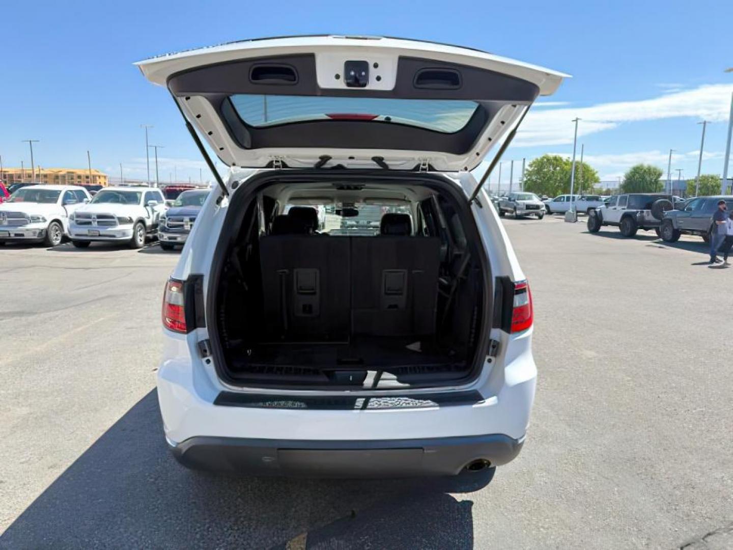 2017 Vice White Tri-Coat Pearl /Black Dodge Durango (1C4RDJAG5HC) with an Pentastar 36L V-6 DOHC engine, Automatic transmission, located at 1175 N Woodruff Ave, Idaho Falls, ID, 83401, 43.506901, -111.999657 - At Timberline Auto, finding a great deal on your next vehicle is always easy! Our experienced sales staff's goal is to help find you the right vehicle at the right price! Our knowledgeable finance department has options for almost any credit score. We offer extended service contract options to prote - Photo#4