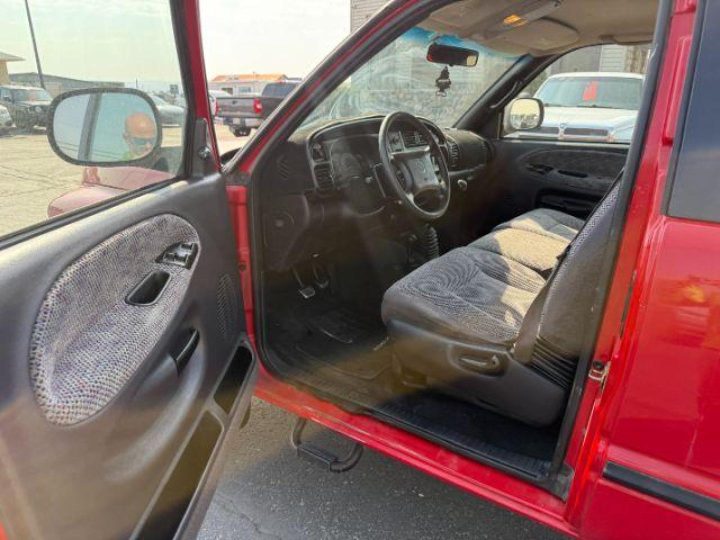 2001 RED /Mist Gray Cloth Dodge Ram 1500 (3B7HF13Y81G) with an 52L V8 OHV 16V engine, Automatic transmission, located at 1175 N Woodruff Ave, Idaho Falls, ID, 83401, 43.506901, -111.999657 - At Timberline Auto, finding a great deal on your next vehicle is always easy! Our experienced sales staff's goal is to help find you the right vehicle at the right price! Our knowledgeable finance department has options for almost any credit score. We offer extended service contract options to prote - Photo#9