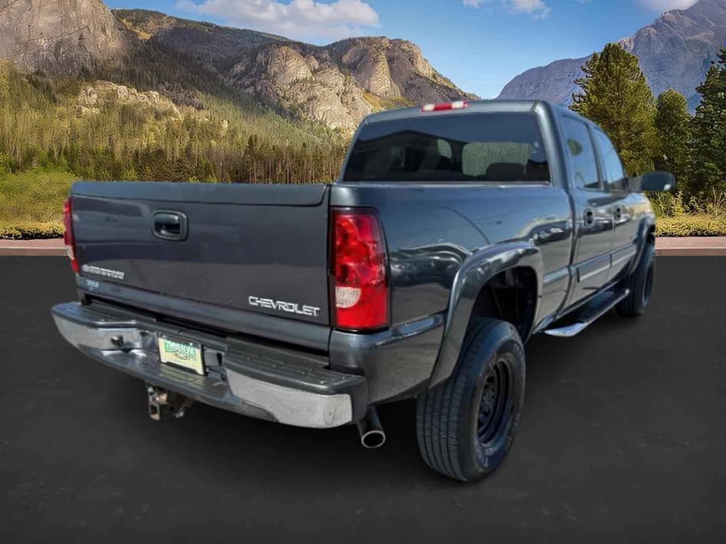 2005 Black /Dark Charcoal Chevrolet Silverado 2500HD (1GCHC23U55F) with an Vortec 6L V-8 regular unleaded engine, Automatic transmission, located at 1175 N Woodruff Ave, Idaho Falls, ID, 83401, 43.506901, -111.999657 - At Timberline Auto, finding a great deal on your next vehicle is always easy! Our experienced sales staff's goal is to help find you the right vehicle at the right price! Our knowledgeable finance department has options for almost any credit score. We offer extended service contract options to prote - Photo#4