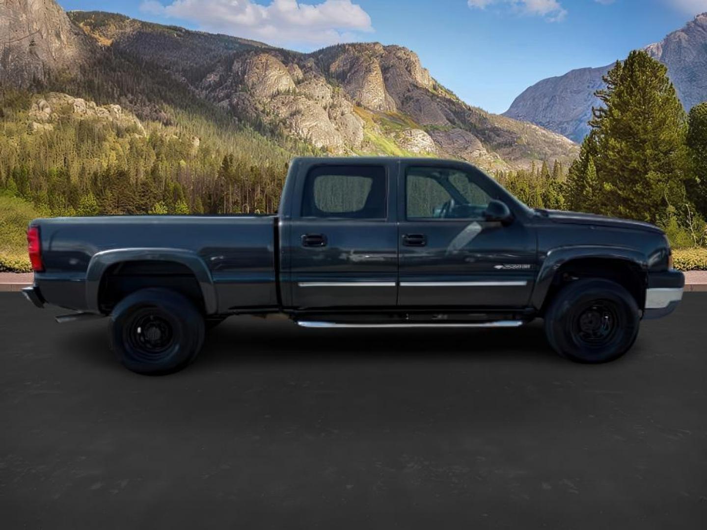 2005 Black /Dark Charcoal Chevrolet Silverado 2500HD (1GCHC23U55F) with an Vortec 6L V-8 regular unleaded engine, Automatic transmission, located at 1175 N Woodruff Ave, Idaho Falls, ID, 83401, 43.506901, -111.999657 - At Timberline Auto, finding a great deal on your next vehicle is always easy! Our experienced sales staff's goal is to help find you the right vehicle at the right price! Our knowledgeable finance department has options for almost any credit score. We offer extended service contract options to prote - Photo#5