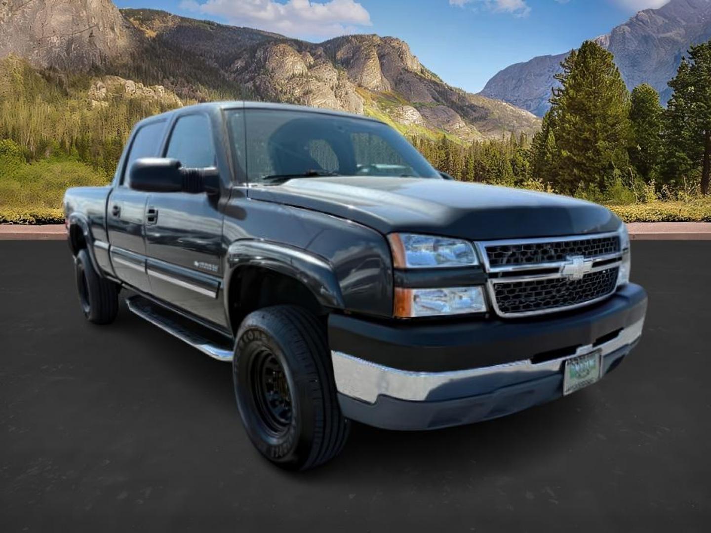 2005 Black /Dark Charcoal Chevrolet Silverado 2500HD (1GCHC23U55F) with an Vortec 6L V-8 regular unleaded engine, Automatic transmission, located at 1175 N Woodruff Ave, Idaho Falls, ID, 83401, 43.506901, -111.999657 - At Timberline Auto, finding a great deal on your next vehicle is always easy! Our experienced sales staff's goal is to help find you the right vehicle at the right price! Our knowledgeable finance department has options for almost any credit score. We offer extended service contract options to prote - Photo#6