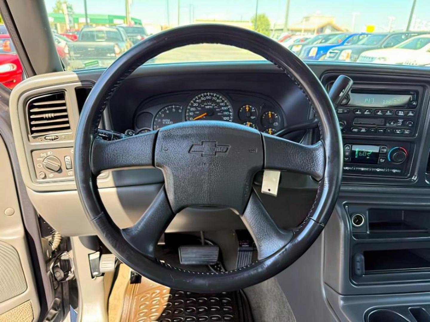 2005 Black /Dark Charcoal Chevrolet Silverado 2500HD (1GCHC23U55F) with an Vortec 6L V-8 regular unleaded engine, Automatic transmission, located at 1175 N Woodruff Ave, Idaho Falls, ID, 83401, 43.506901, -111.999657 - At Timberline Auto, finding a great deal on your next vehicle is always easy! Our experienced sales staff's goal is to help find you the right vehicle at the right price! Our knowledgeable finance department has options for almost any credit score. We offer extended service contract options to prote - Photo#11