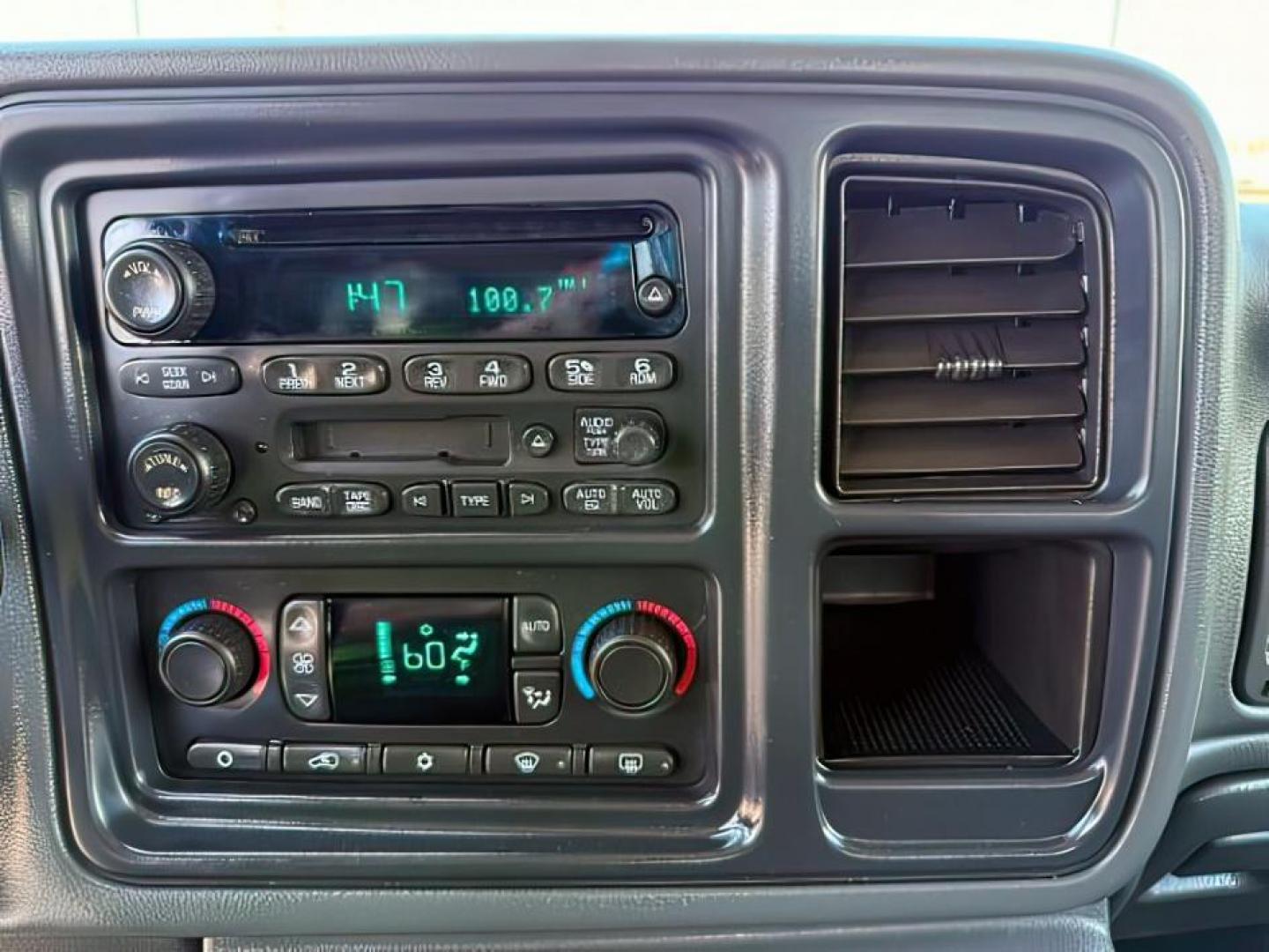 2005 Black /Dark Charcoal Chevrolet Silverado 2500HD (1GCHC23U55F) with an Vortec 6L V-8 regular unleaded engine, Automatic transmission, located at 1175 N Woodruff Ave, Idaho Falls, ID, 83401, 43.506901, -111.999657 - At Timberline Auto, finding a great deal on your next vehicle is always easy! Our experienced sales staff's goal is to help find you the right vehicle at the right price! Our knowledgeable finance department has options for almost any credit score. We offer extended service contract options to prote - Photo#12