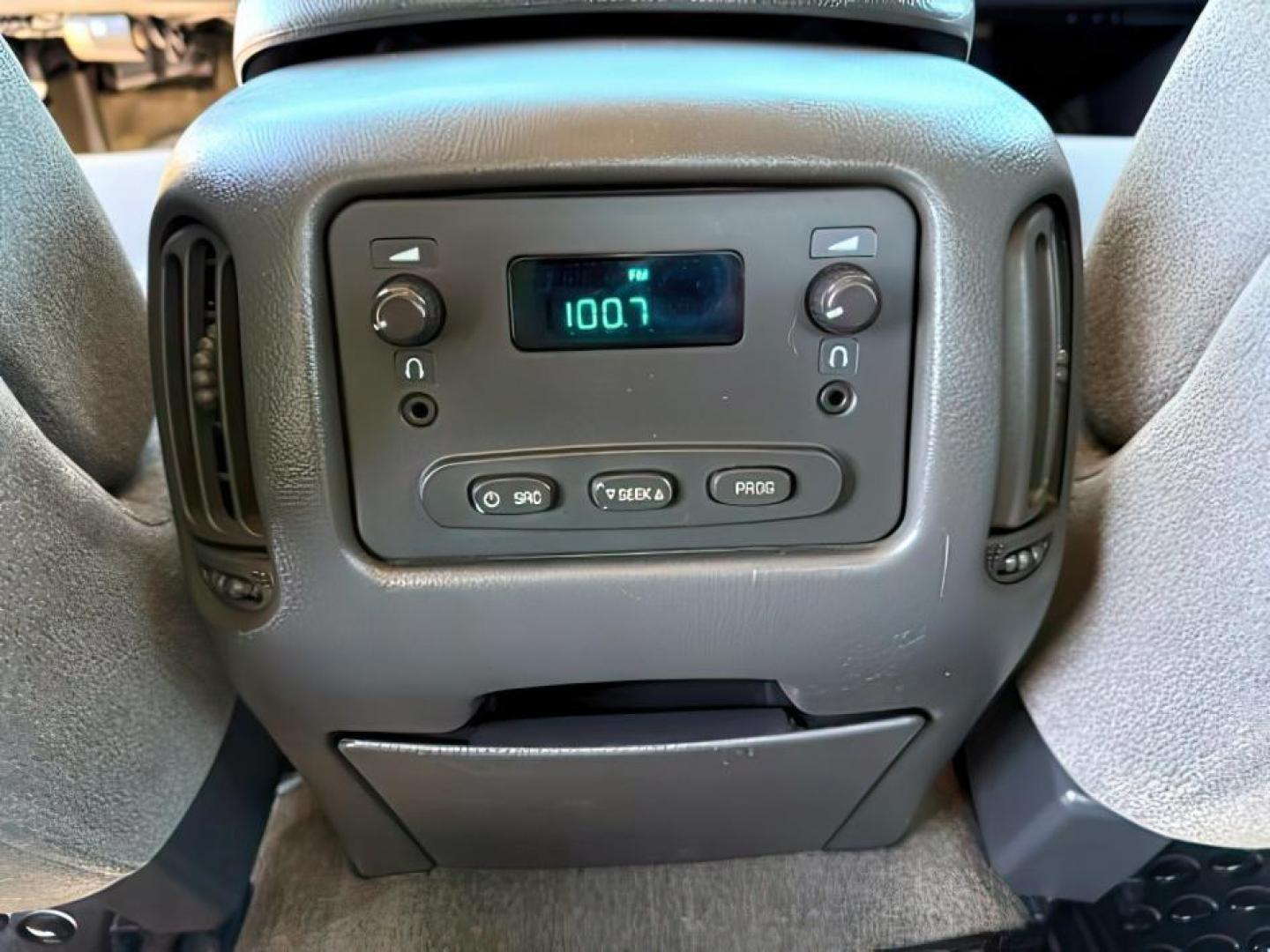 2005 Black /Dark Charcoal Chevrolet Silverado 2500HD (1GCHC23U55F) with an Vortec 6L V-8 regular unleaded engine, Automatic transmission, located at 1175 N Woodruff Ave, Idaho Falls, ID, 83401, 43.506901, -111.999657 - At Timberline Auto, finding a great deal on your next vehicle is always easy! Our experienced sales staff's goal is to help find you the right vehicle at the right price! Our knowledgeable finance department has options for almost any credit score. We offer extended service contract options to prote - Photo#16