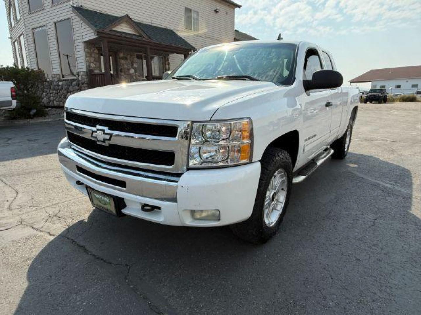 2011 Summit White /Ebony Chevrolet Silverado 1500 (1GCRKSE32BZ) with an 53L V8 engine, Automatic transmission, located at 1175 N Woodruff Ave, Idaho Falls, ID, 83401, 43.506901, -111.999657 - At Timberline Auto, finding a great deal on your next vehicle is always easy! Our experienced sales staff's goal is to help find you the right vehicle at the right price! Our knowledgeable finance department has options for almost any credit score. We offer extended service contract options to prote - Photo#18