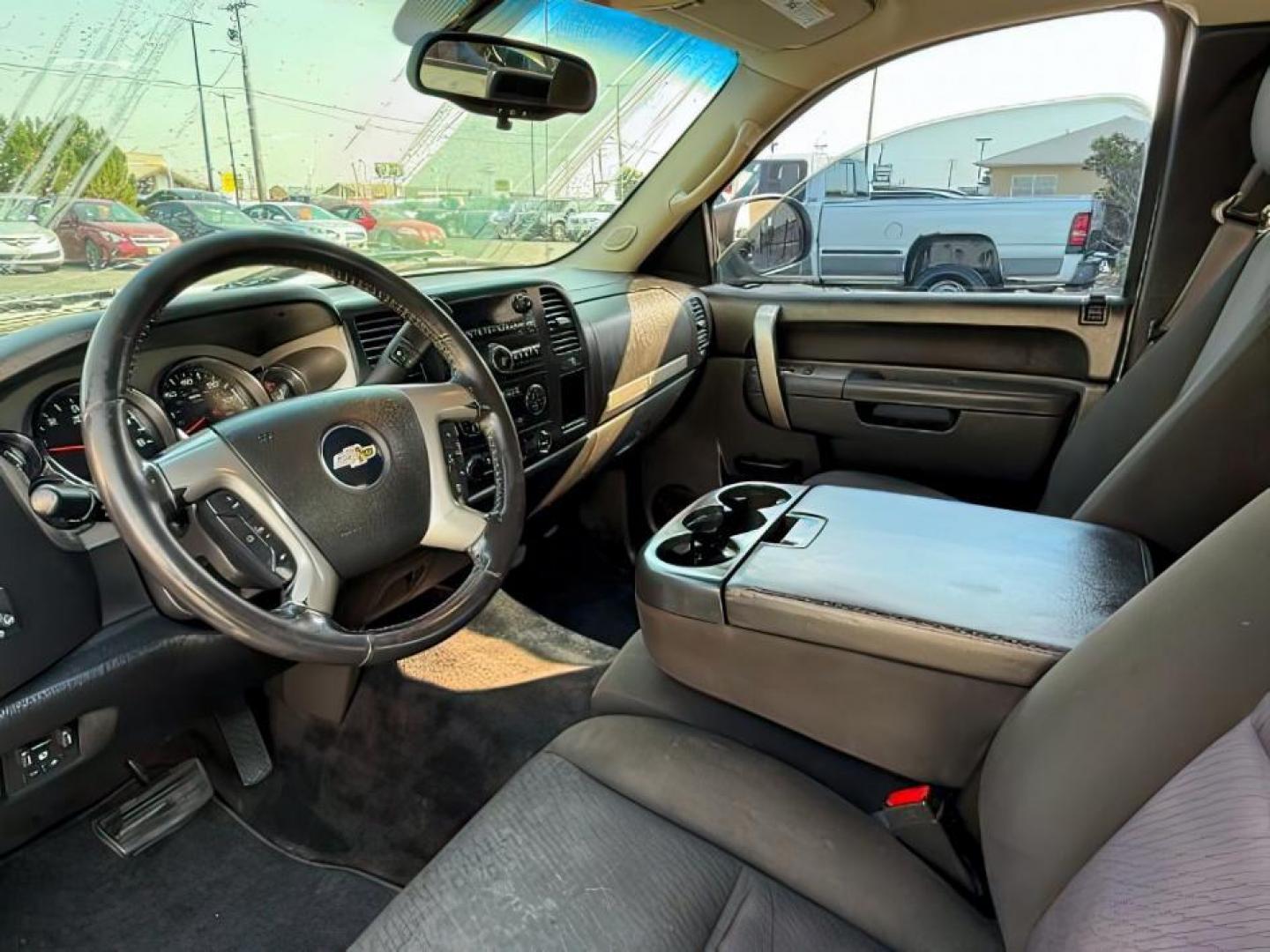2011 Summit White /Ebony Chevrolet Silverado 1500 (1GCRKSE32BZ) with an 53L V8 engine, Automatic transmission, located at 1175 N Woodruff Ave, Idaho Falls, ID, 83401, 43.506901, -111.999657 - At Timberline Auto, finding a great deal on your next vehicle is always easy! Our experienced sales staff's goal is to help find you the right vehicle at the right price! Our knowledgeable finance department has options for almost any credit score. We offer extended service contract options to prote - Photo#9