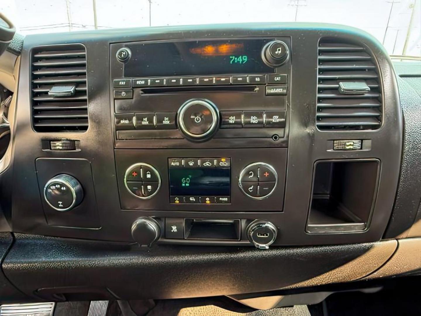2011 Summit White /Ebony Chevrolet Silverado 1500 (1GCRKSE32BZ) with an 53L V8 engine, Automatic transmission, located at 1175 N Woodruff Ave, Idaho Falls, ID, 83401, 43.506901, -111.999657 - At Timberline Auto, finding a great deal on your next vehicle is always easy! Our experienced sales staff's goal is to help find you the right vehicle at the right price! Our knowledgeable finance department has options for almost any credit score. We offer extended service contract options to prote - Photo#11