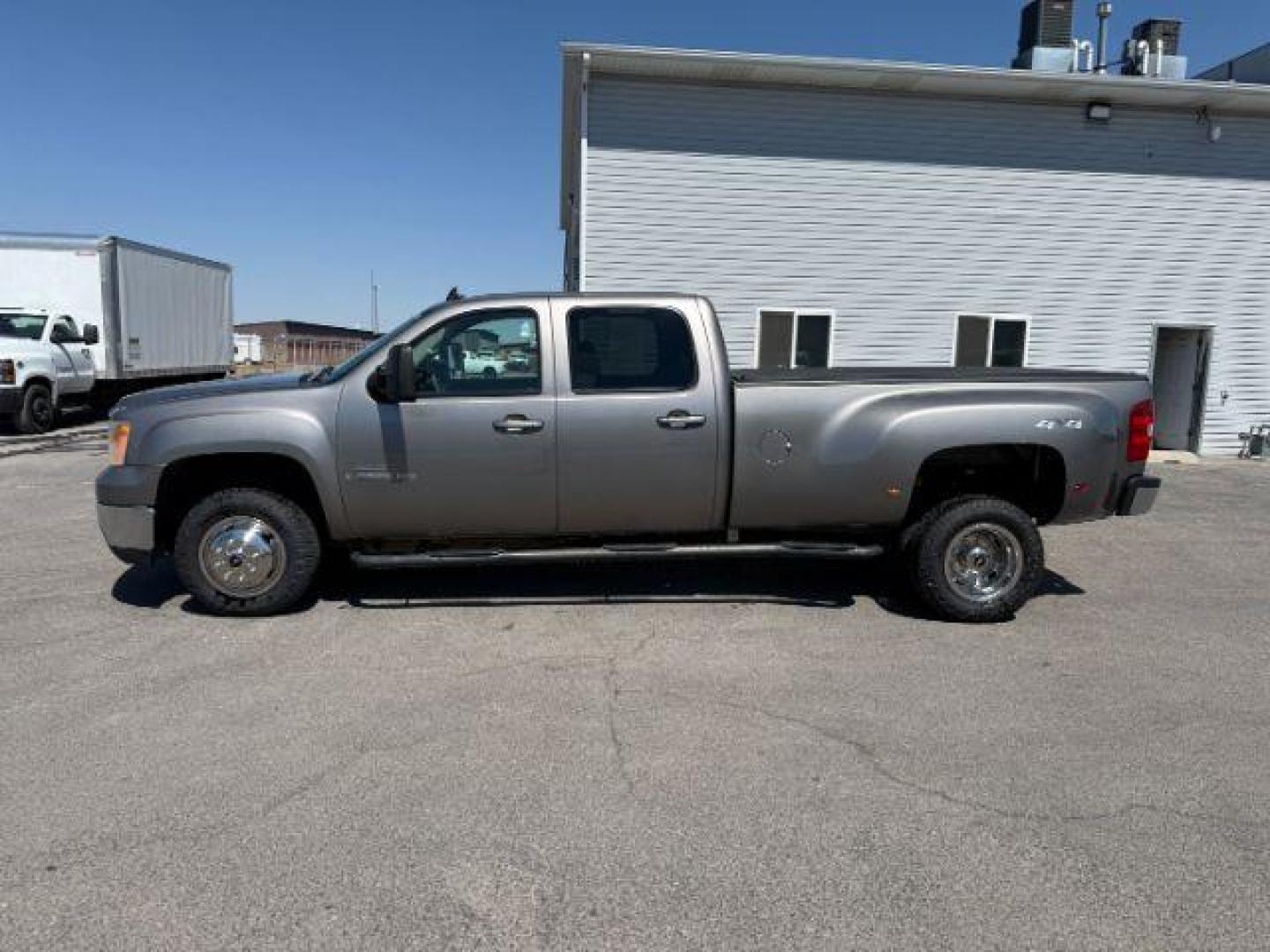 2008 GRAY /Ebony GMC Sierra 3500HD (1GTJK33688F) with an 66 engine, Automatic transmission, located at 1175 N Woodruff Ave, Idaho Falls, ID, 83401, 43.506901, -111.999657 - At Timberline Auto, finding a great deal on your next vehicle is always easy! Our experienced sales staff's goal is to help find you the right vehicle at the right price! Our knowledgeable finance department has options for almost any credit score. We offer extended service contract options to prote - Photo#24