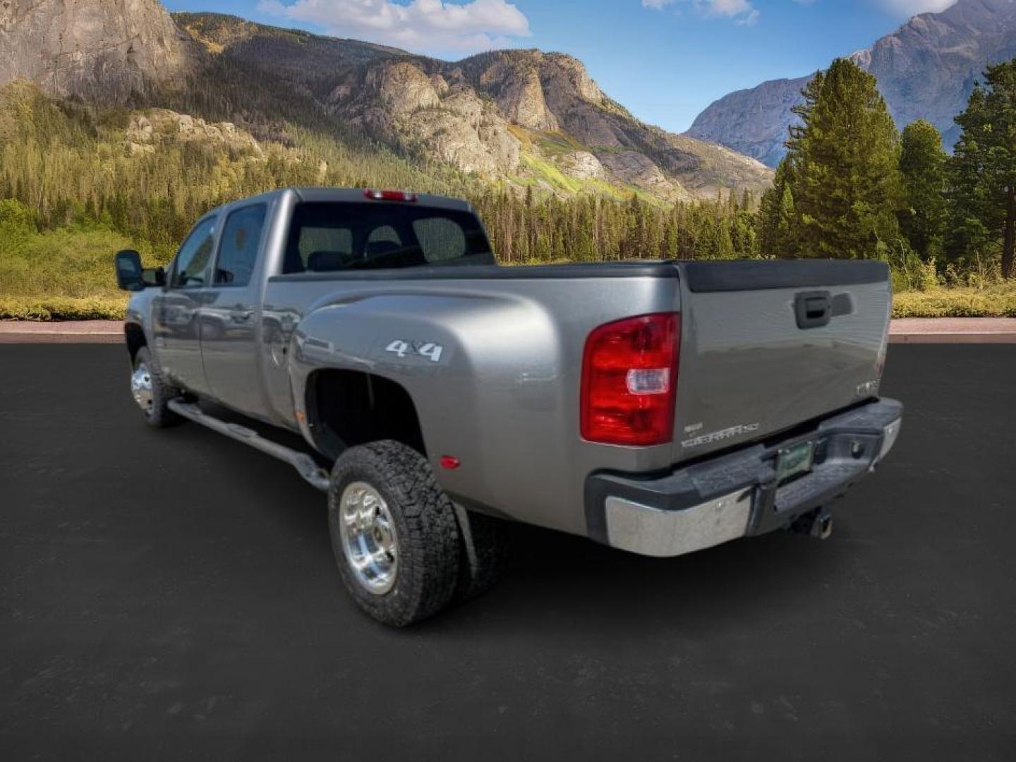 2008 GRAY /Ebony GMC Sierra 3500HD (1GTJK33688F) with an 66 engine, Automatic transmission, located at 1175 N Woodruff Ave, Idaho Falls, ID, 83401, 43.506901, -111.999657 - At Timberline Auto, finding a great deal on your next vehicle is always easy! Our experienced sales staff's goal is to help find you the right vehicle at the right price! Our knowledgeable finance department has options for almost any credit score. We offer extended service contract options to prote - Photo#2