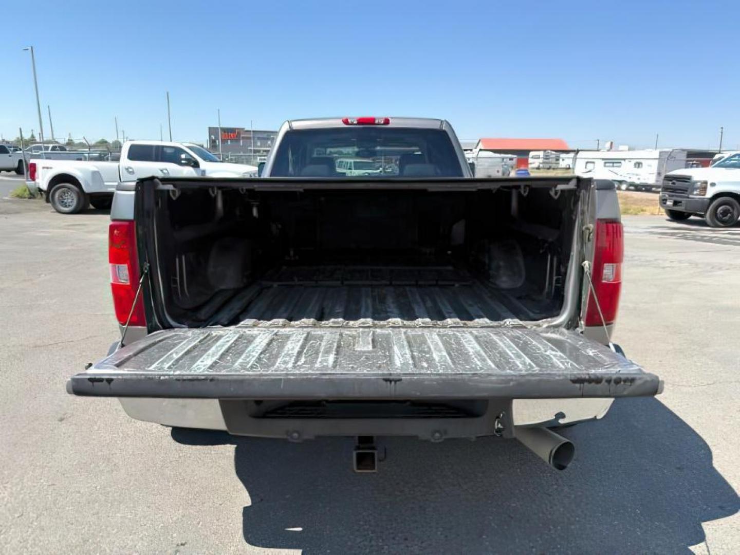 2008 GRAY /Ebony GMC Sierra 3500HD (1GTJK33688F) with an 66 engine, Automatic transmission, located at 1175 N Woodruff Ave, Idaho Falls, ID, 83401, 43.506901, -111.999657 - At Timberline Auto, finding a great deal on your next vehicle is always easy! Our experienced sales staff's goal is to help find you the right vehicle at the right price! Our knowledgeable finance department has options for almost any credit score. We offer extended service contract options to prote - Photo#4