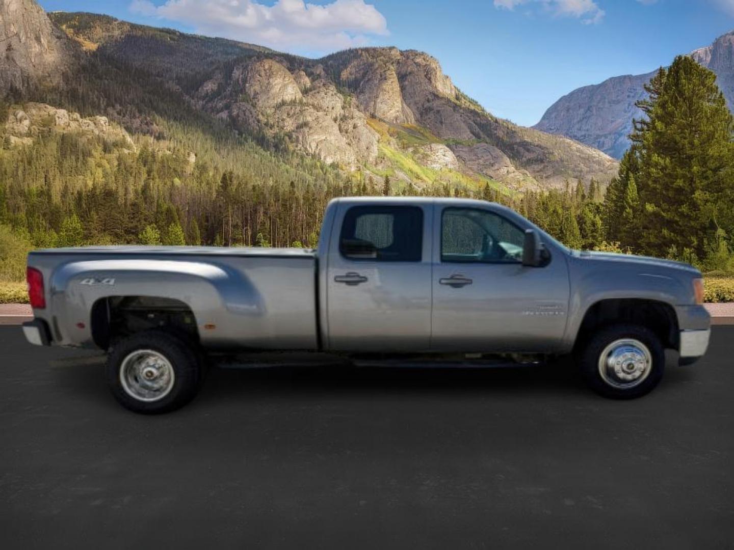 2008 GRAY /Ebony GMC Sierra 3500HD (1GTJK33688F) with an 66 engine, Automatic transmission, located at 1175 N Woodruff Ave, Idaho Falls, ID, 83401, 43.506901, -111.999657 - At Timberline Auto, finding a great deal on your next vehicle is always easy! Our experienced sales staff's goal is to help find you the right vehicle at the right price! Our knowledgeable finance department has options for almost any credit score. We offer extended service contract options to prote - Photo#6