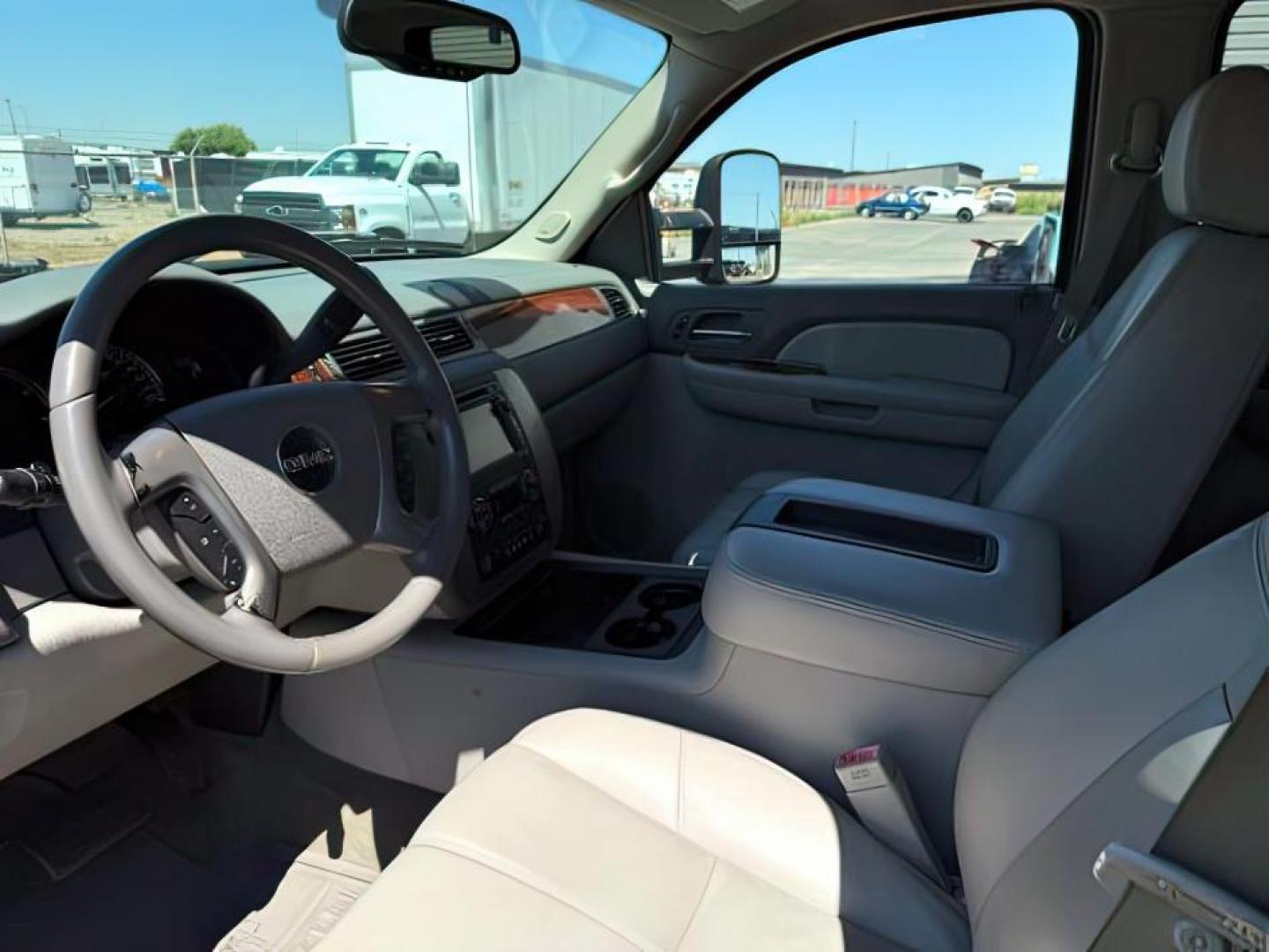 2008 GRAY /Ebony GMC Sierra 3500HD (1GTJK33688F) with an 66 engine, Automatic transmission, located at 1175 N Woodruff Ave, Idaho Falls, ID, 83401, 43.506901, -111.999657 - At Timberline Auto, finding a great deal on your next vehicle is always easy! Our experienced sales staff's goal is to help find you the right vehicle at the right price! Our knowledgeable finance department has options for almost any credit score. We offer extended service contract options to prote - Photo#12
