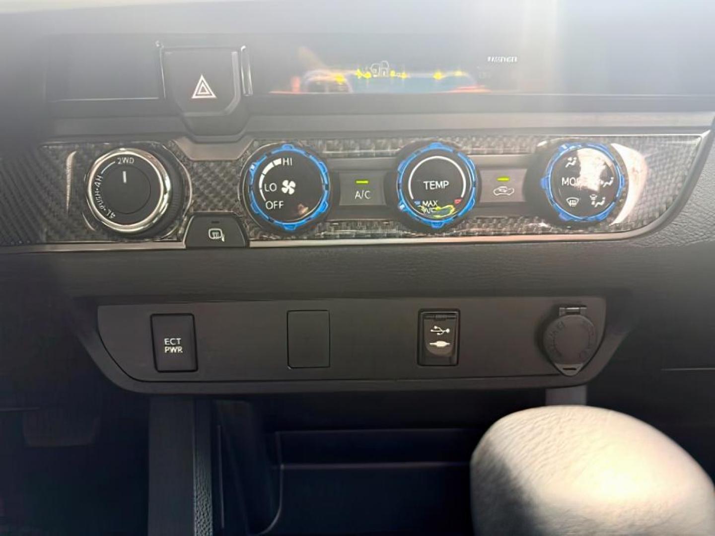 2017 SILVER /CLOTH Toyota Tacoma (3TMCZ5AN1HM) with an 35 engine, Automatic transmission, located at 1175 N Woodruff Ave, Idaho Falls, ID, 83401, 43.506901, -111.999657 - At Timberline Auto, finding a great deal on your next vehicle is always easy! Our experienced sales staff's goal is to help find you the right vehicle at the right price! Our knowledgeable finance department has options for almost any credit score. We offer extended service contract options to prote - Photo#18