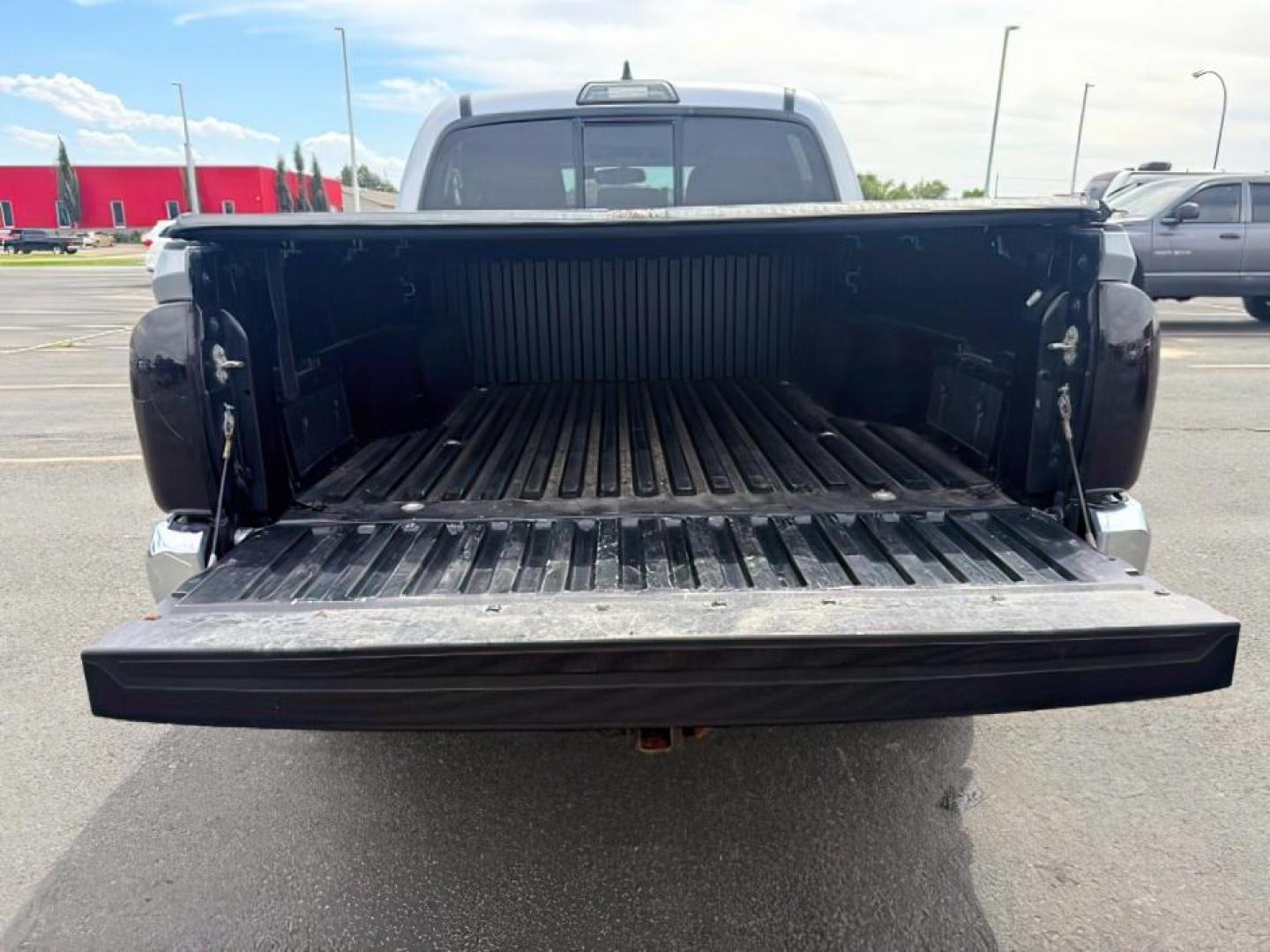2017 SILVER /CLOTH Toyota Tacoma (3TMCZ5AN1HM) with an 35 engine, Automatic transmission, located at 1175 N Woodruff Ave, Idaho Falls, ID, 83401, 43.506901, -111.999657 - At Timberline Auto, finding a great deal on your next vehicle is always easy! Our experienced sales staff's goal is to help find you the right vehicle at the right price! Our knowledgeable finance department has options for almost any credit score. We offer extended service contract options to prote - Photo#19