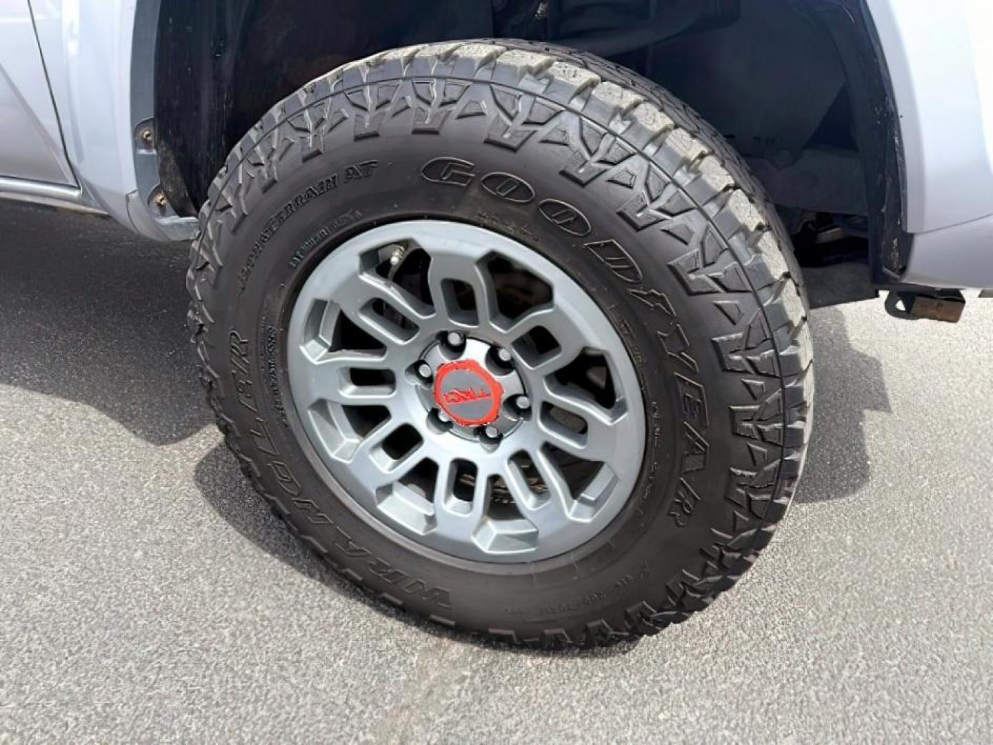 2017 SILVER /CLOTH Toyota Tacoma (3TMCZ5AN1HM) with an 35 engine, Automatic transmission, located at 1175 N Woodruff Ave, Idaho Falls, ID, 83401, 43.506901, -111.999657 - At Timberline Auto, finding a great deal on your next vehicle is always easy! Our experienced sales staff's goal is to help find you the right vehicle at the right price! Our knowledgeable finance department has options for almost any credit score. We offer extended service contract options to prote - Photo#20