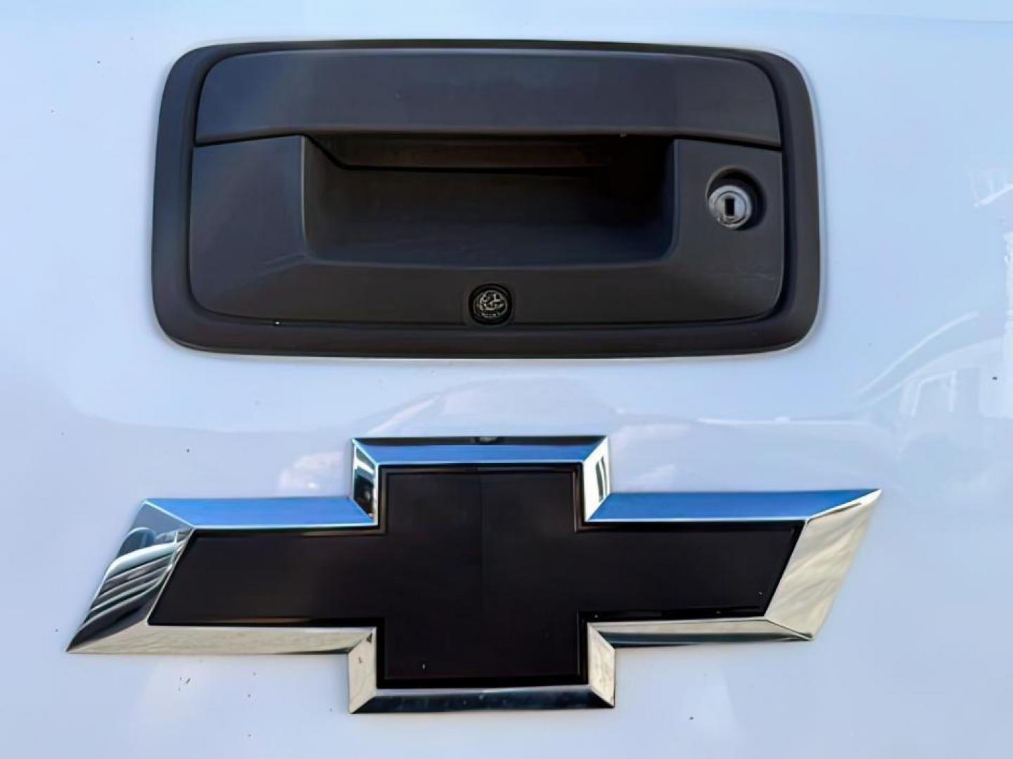 2016 WHITE /LEATHER Chevrolet Silverado 3500HD (1GC4K0C81GF) with an 66 engine, Automatic transmission, located at 1175 N Woodruff Ave, Idaho Falls, ID, 83401, 43.506901, -111.999657 - At Timberline Auto, finding a great deal on your next vehicle is always easy! Our experienced sales staff's goal is to help find you the right vehicle at the right price! Our knowledgeable finance department has options for almost any credit score. We offer extended service contract options to prote - Photo#4