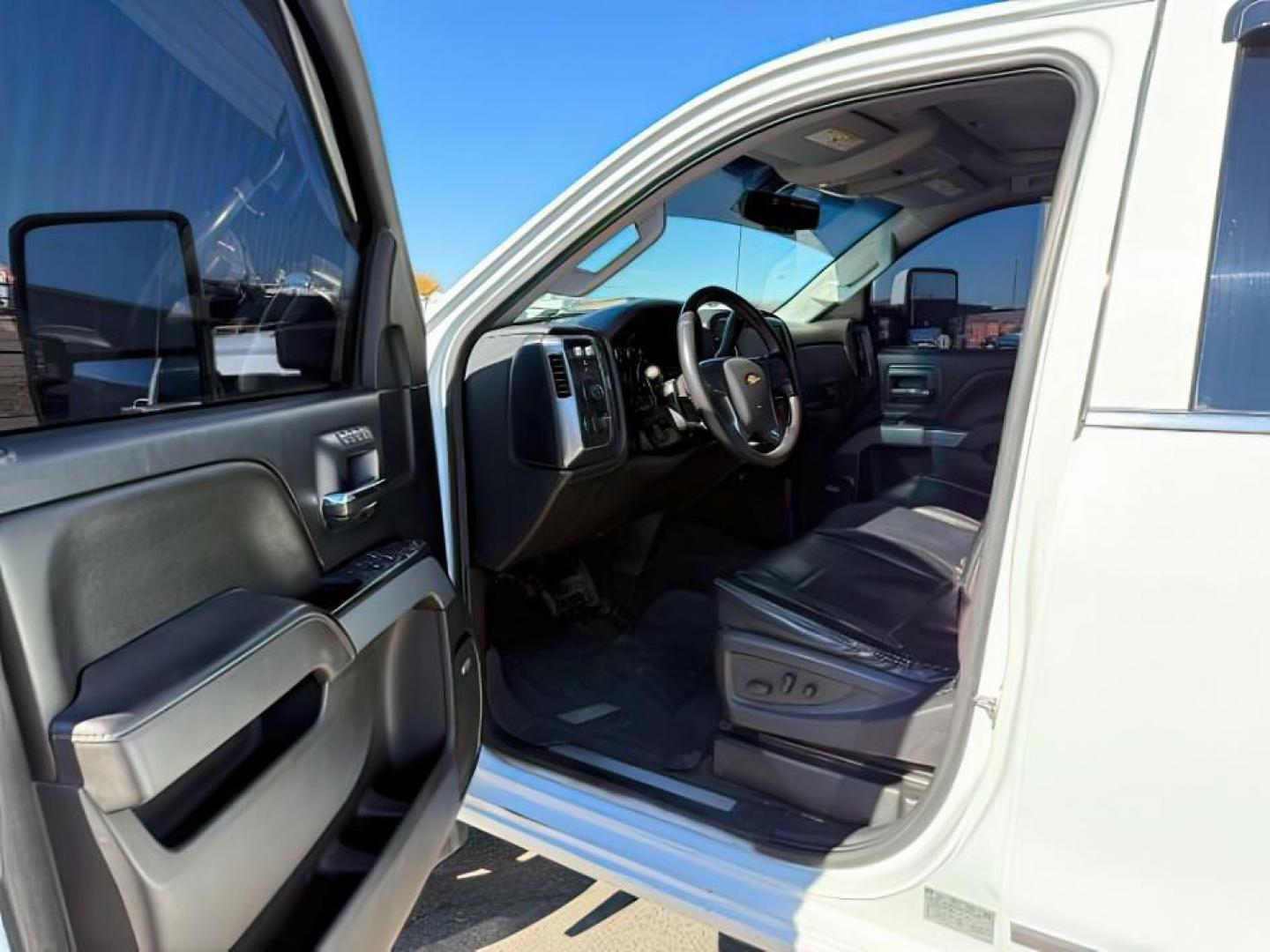 2016 WHITE /LEATHER Chevrolet Silverado 3500HD (1GC4K0C81GF) with an 66 engine, Automatic transmission, located at 1175 N Woodruff Ave, Idaho Falls, ID, 83401, 43.506901, -111.999657 - At Timberline Auto, finding a great deal on your next vehicle is always easy! Our experienced sales staff's goal is to help find you the right vehicle at the right price! Our knowledgeable finance department has options for almost any credit score. We offer extended service contract options to prote - Photo#10