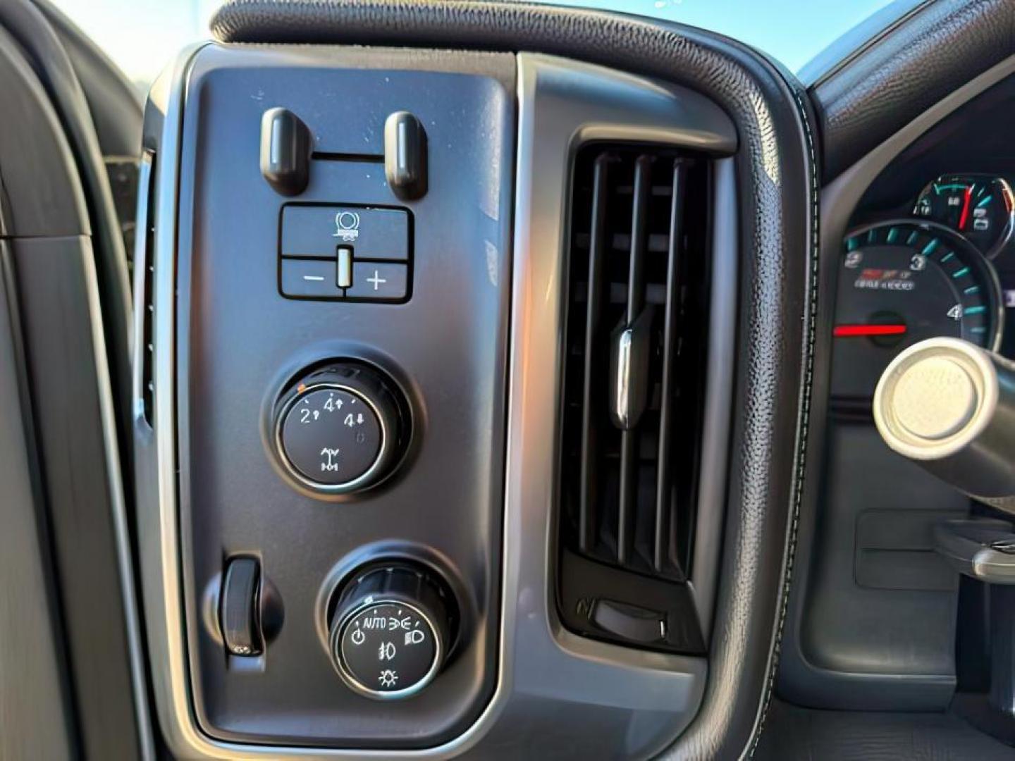 2016 WHITE /LEATHER Chevrolet Silverado 3500HD (1GC4K0C81GF) with an 66 engine, Automatic transmission, located at 1175 N Woodruff Ave, Idaho Falls, ID, 83401, 43.506901, -111.999657 - At Timberline Auto, finding a great deal on your next vehicle is always easy! Our experienced sales staff's goal is to help find you the right vehicle at the right price! Our knowledgeable finance department has options for almost any credit score. We offer extended service contract options to prote - Photo#18