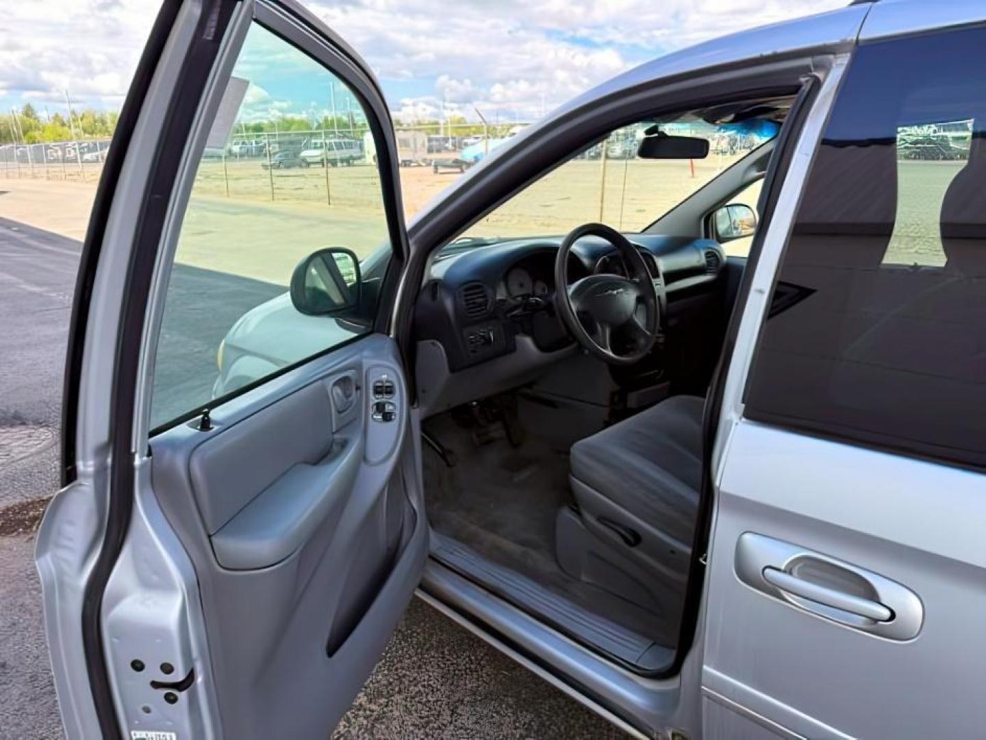 2005 Bright Silver Metallic Clearcoat /Medium Slate Gray Chrysler Town Country (2C4GP44R45R) with an 33L V-6 regular unleaded engine, Automatic transmission, located at 1175 N Woodruff Ave, Idaho Falls, ID, 83401, 43.506901, -111.999657 - At Timberline Auto, finding a great deal on your next vehicle is always easy! Our experienced sales staff's goal is to help find you the right vehicle at the right price! Our knowledgeable finance department has options for almost any credit score. We offer extended service contract options to prote - Photo#9