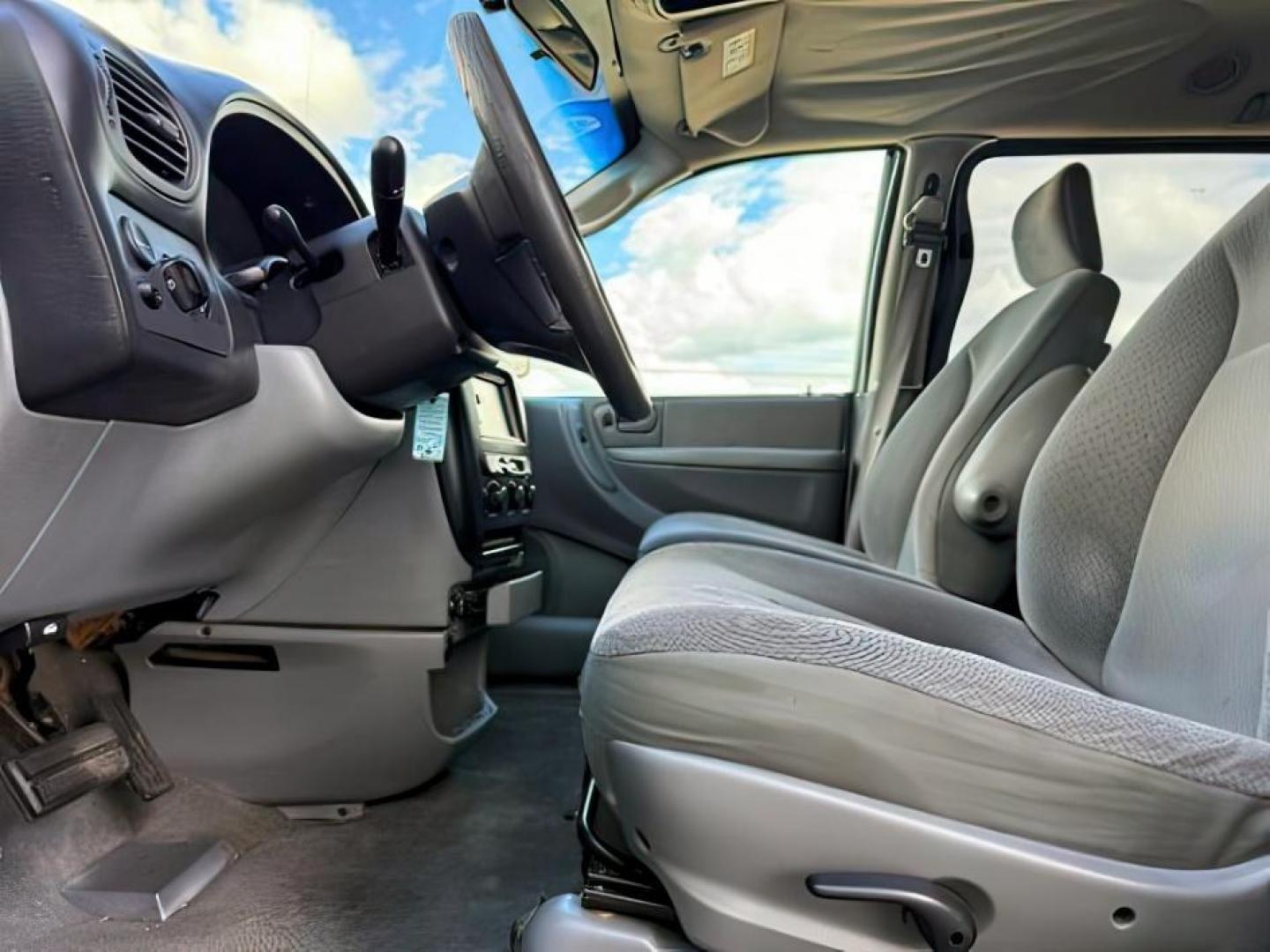 2005 Bright Silver Metallic Clearcoat /Medium Slate Gray Chrysler Town Country (2C4GP44R45R) with an 33L V-6 regular unleaded engine, Automatic transmission, located at 1175 N Woodruff Ave, Idaho Falls, ID, 83401, 43.506901, -111.999657 - At Timberline Auto, finding a great deal on your next vehicle is always easy! Our experienced sales staff's goal is to help find you the right vehicle at the right price! Our knowledgeable finance department has options for almost any credit score. We offer extended service contract options to prote - Photo#10