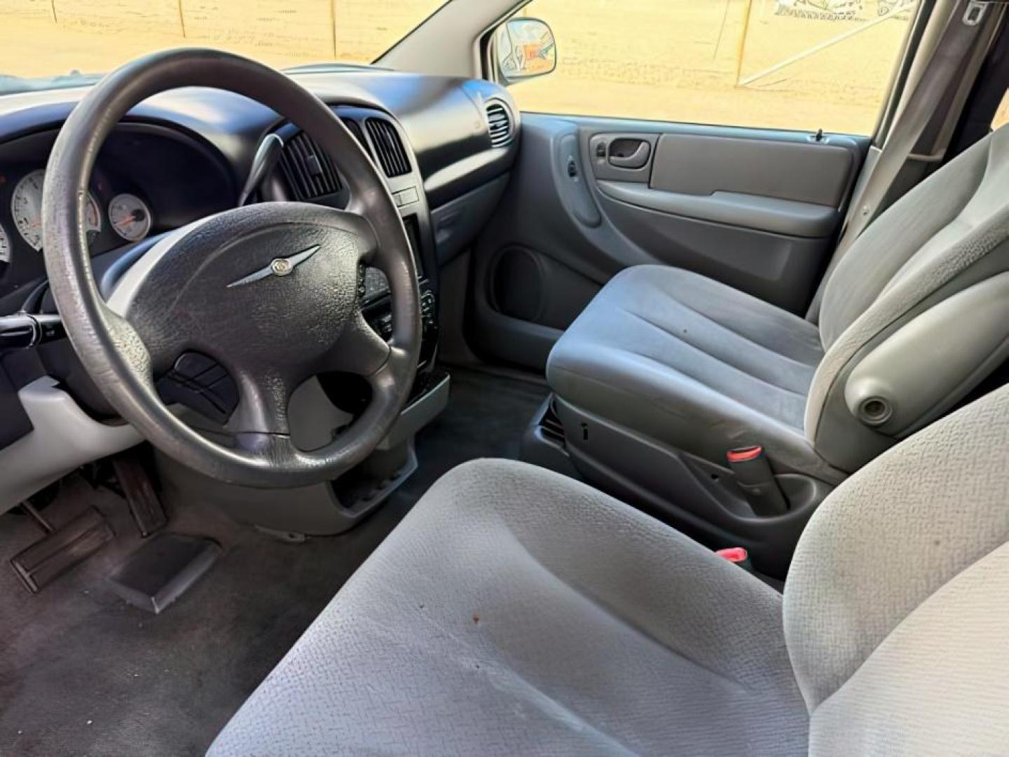 2005 Bright Silver Metallic Clearcoat /Medium Slate Gray Chrysler Town Country (2C4GP44R45R) with an 33L V-6 regular unleaded engine, Automatic transmission, located at 1175 N Woodruff Ave, Idaho Falls, ID, 83401, 43.506901, -111.999657 - At Timberline Auto, finding a great deal on your next vehicle is always easy! Our experienced sales staff's goal is to help find you the right vehicle at the right price! Our knowledgeable finance department has options for almost any credit score. We offer extended service contract options to prote - Photo#11