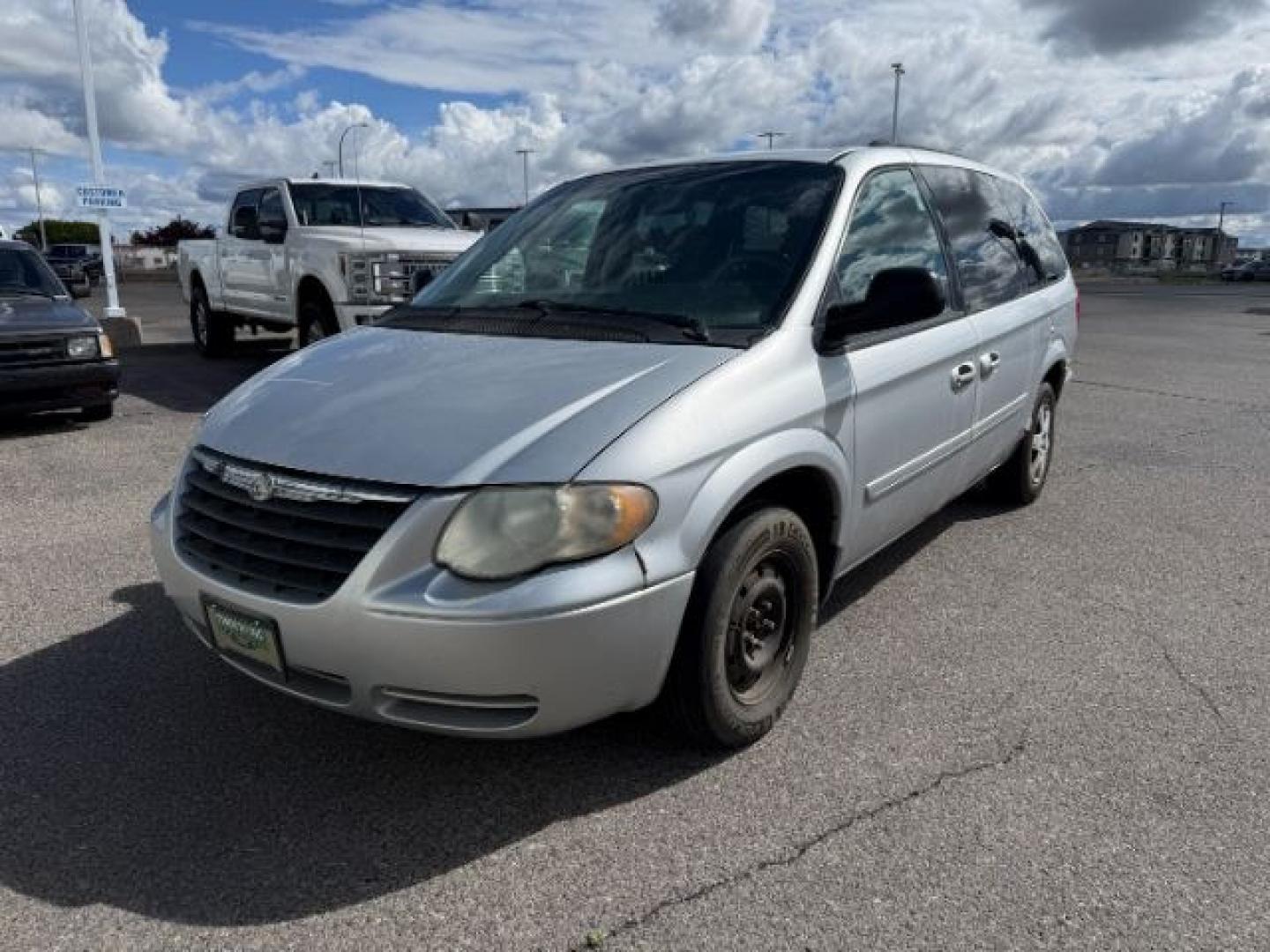 2005 Bright Silver Metallic Clearcoat /Medium Slate Gray Chrysler Town Country (2C4GP44R45R) with an 33L V-6 regular unleaded engine, Automatic transmission, located at 1175 N Woodruff Ave, Idaho Falls, ID, 83401, 43.506901, -111.999657 - At Timberline Auto, finding a great deal on your next vehicle is always easy! Our experienced sales staff's goal is to help find you the right vehicle at the right price! Our knowledgeable finance department has options for almost any credit score. We offer extended service contract options to prote - Photo#19