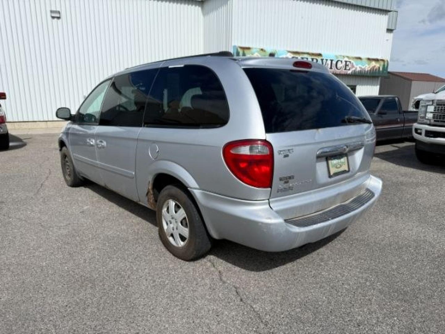 2005 Bright Silver Metallic Clearcoat /Medium Slate Gray Chrysler Town Country (2C4GP44R45R) with an 33L V-6 regular unleaded engine, Automatic transmission, located at 1175 N Woodruff Ave, Idaho Falls, ID, 83401, 43.506901, -111.999657 - At Timberline Auto, finding a great deal on your next vehicle is always easy! Our experienced sales staff's goal is to help find you the right vehicle at the right price! Our knowledgeable finance department has options for almost any credit score. We offer extended service contract options to prote - Photo#21