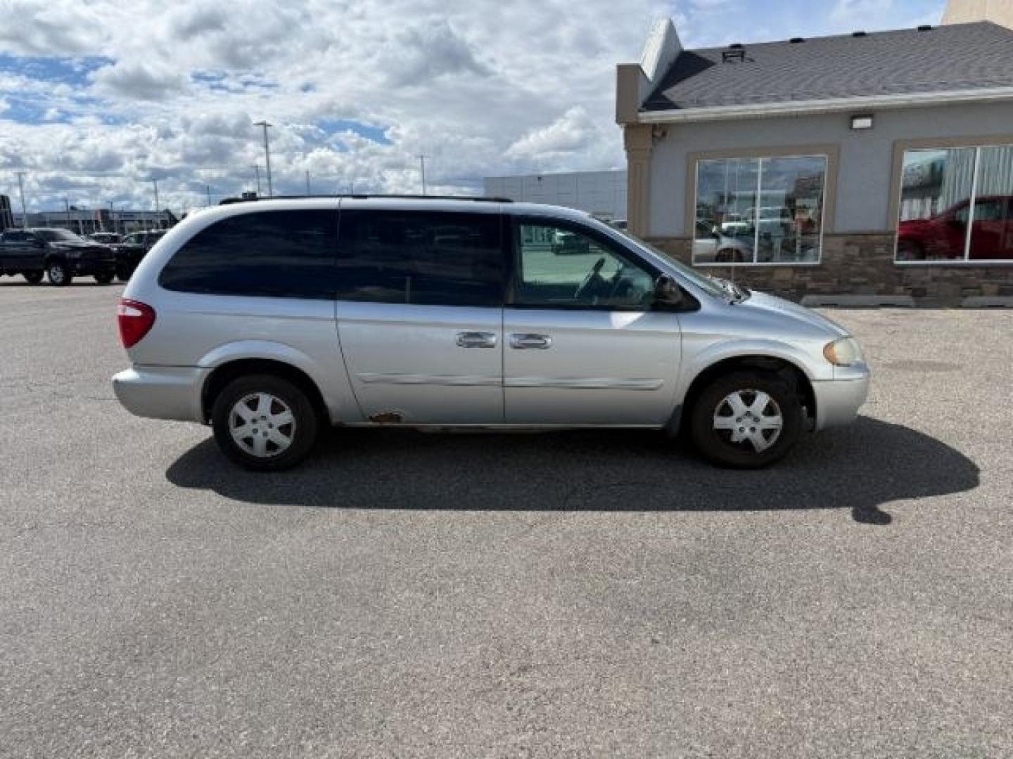 2005 Bright Silver Metallic Clearcoat /Medium Slate Gray Chrysler Town Country (2C4GP44R45R) with an 33L V-6 regular unleaded engine, Automatic transmission, located at 1175 N Woodruff Ave, Idaho Falls, ID, 83401, 43.506901, -111.999657 - At Timberline Auto, finding a great deal on your next vehicle is always easy! Our experienced sales staff's goal is to help find you the right vehicle at the right price! Our knowledgeable finance department has options for almost any credit score. We offer extended service contract options to prote - Photo#24