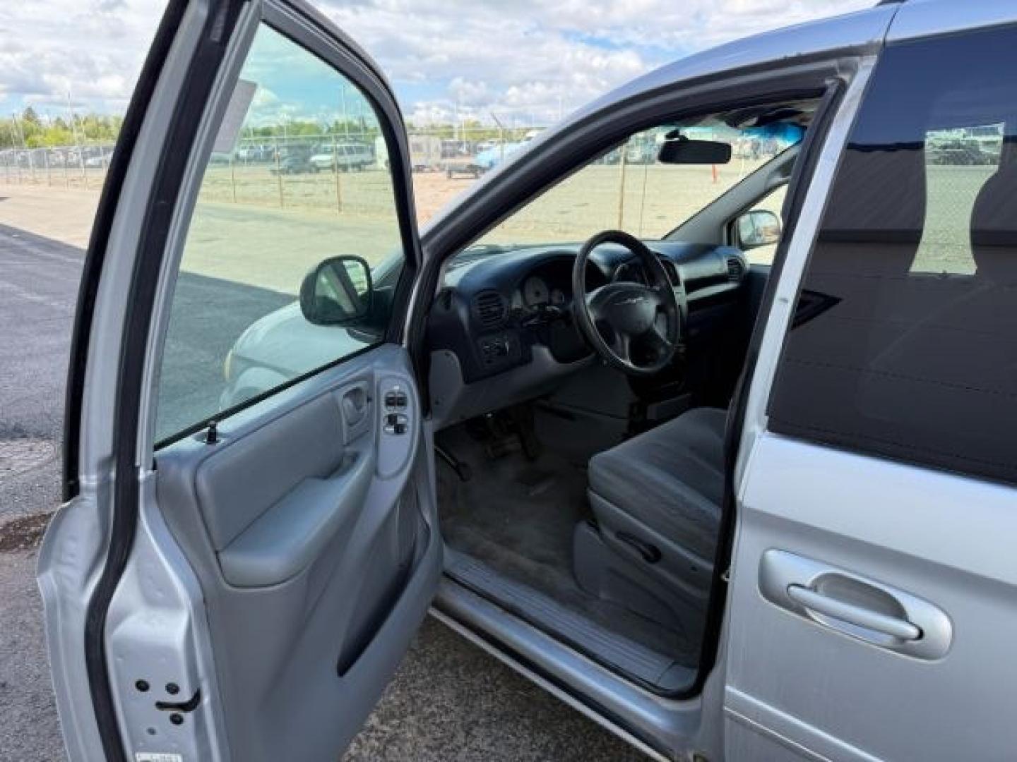 2005 Bright Silver Metallic Clearcoat /Medium Slate Gray Chrysler Town Country (2C4GP44R45R) with an 33L V-6 regular unleaded engine, Automatic transmission, located at 1175 N Woodruff Ave, Idaho Falls, ID, 83401, 43.506901, -111.999657 - At Timberline Auto, finding a great deal on your next vehicle is always easy! Our experienced sales staff's goal is to help find you the right vehicle at the right price! Our knowledgeable finance department has options for almost any credit score. We offer extended service contract options to prote - Photo#28