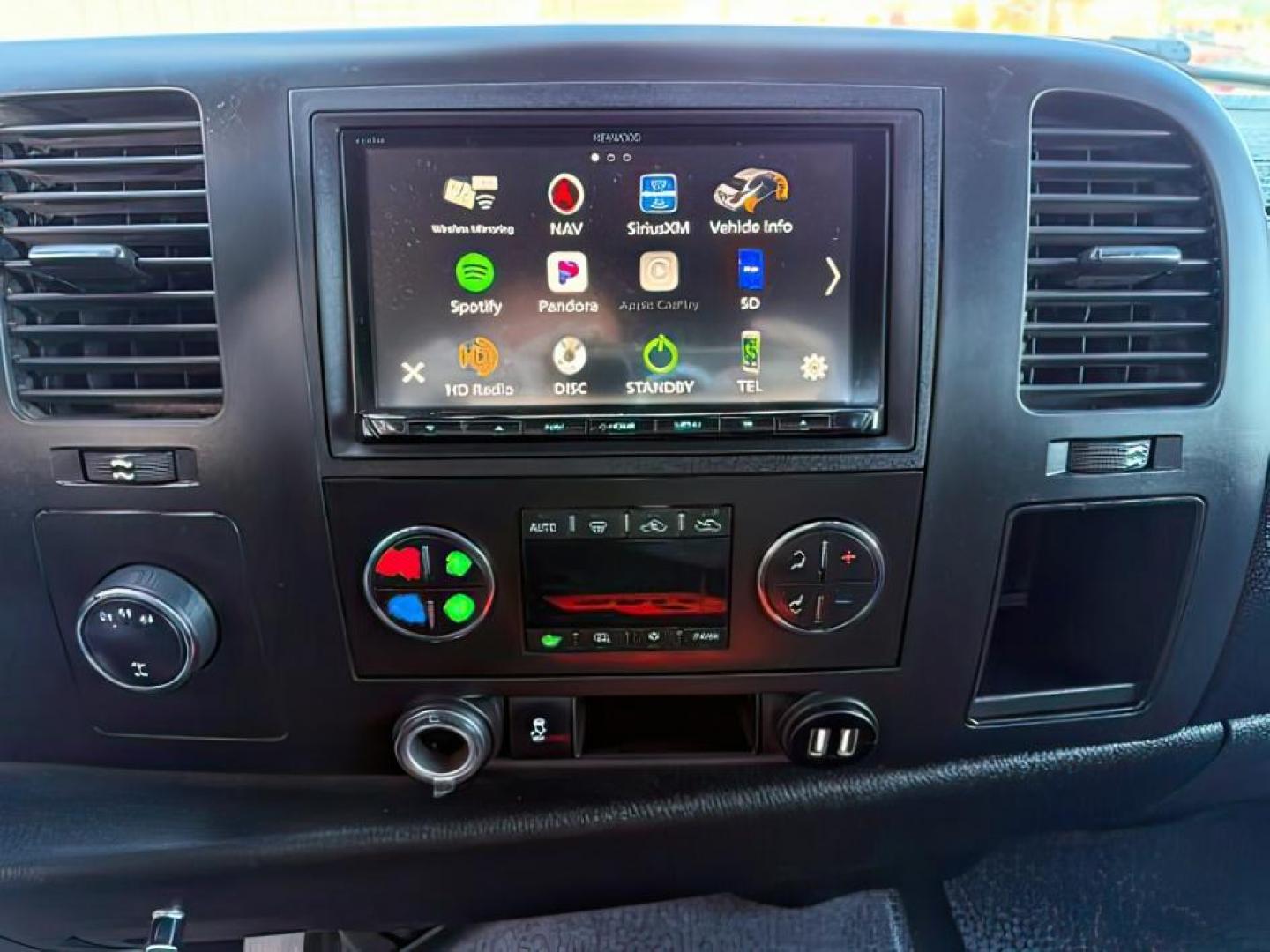 2013 Graystone Metallic /Ebony Chevrolet Silverado 2500HD (1GC2KXCG2DZ) with an Vortec 6L V-8 variable valve control engine, Automatic transmission, located at 1175 N Woodruff Ave, Idaho Falls, ID, 83401, 43.506901, -111.999657 - At Timberline Auto, finding a great deal on your next vehicle is always easy! Our experienced sales staff's goal is to help find you the right vehicle at the right price! Our knowledgeable finance department has options for almost any credit score. We offer extended service contract options to prote - Photo#13