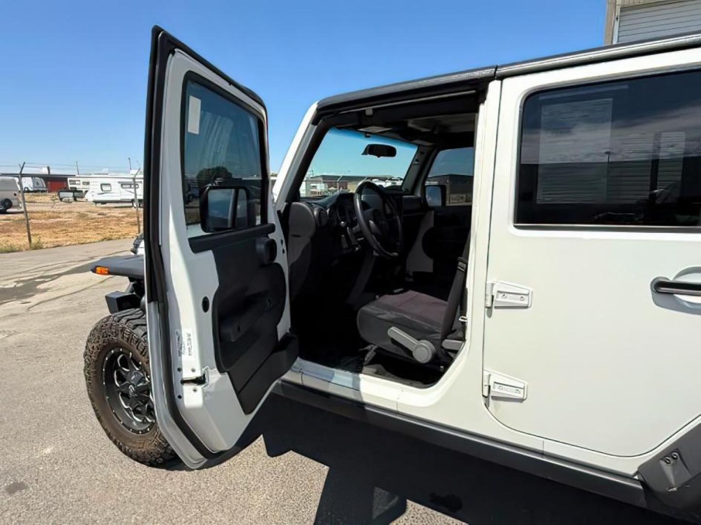 2010 WHITE /Dark Slate Gray/Med Slate Gray Jeep Wrangler Unlimited (1J4BA6H12AL) with an 38L V-6 regular unleaded engine, Automatic transmission, located at 1175 N Woodruff Ave, Idaho Falls, ID, 83401, 43.506901, -111.999657 - At Timberline Auto, finding a great deal on your next vehicle is always easy! Our experienced sales staff's goal is to help find you the right vehicle at the right price! Our knowledgeable finance department has options for almost any credit score. We offer extended service contract options to prote - Photo#10