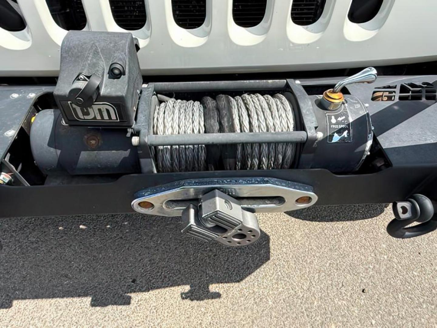 2010 WHITE /Dark Slate Gray/Med Slate Gray Jeep Wrangler Unlimited (1J4BA6H12AL) with an 38L V-6 regular unleaded engine, Automatic transmission, located at 1175 N Woodruff Ave, Idaho Falls, ID, 83401, 43.506901, -111.999657 - At Timberline Auto, finding a great deal on your next vehicle is always easy! Our experienced sales staff's goal is to help find you the right vehicle at the right price! Our knowledgeable finance department has options for almost any credit score. We offer extended service contract options to prote - Photo#18