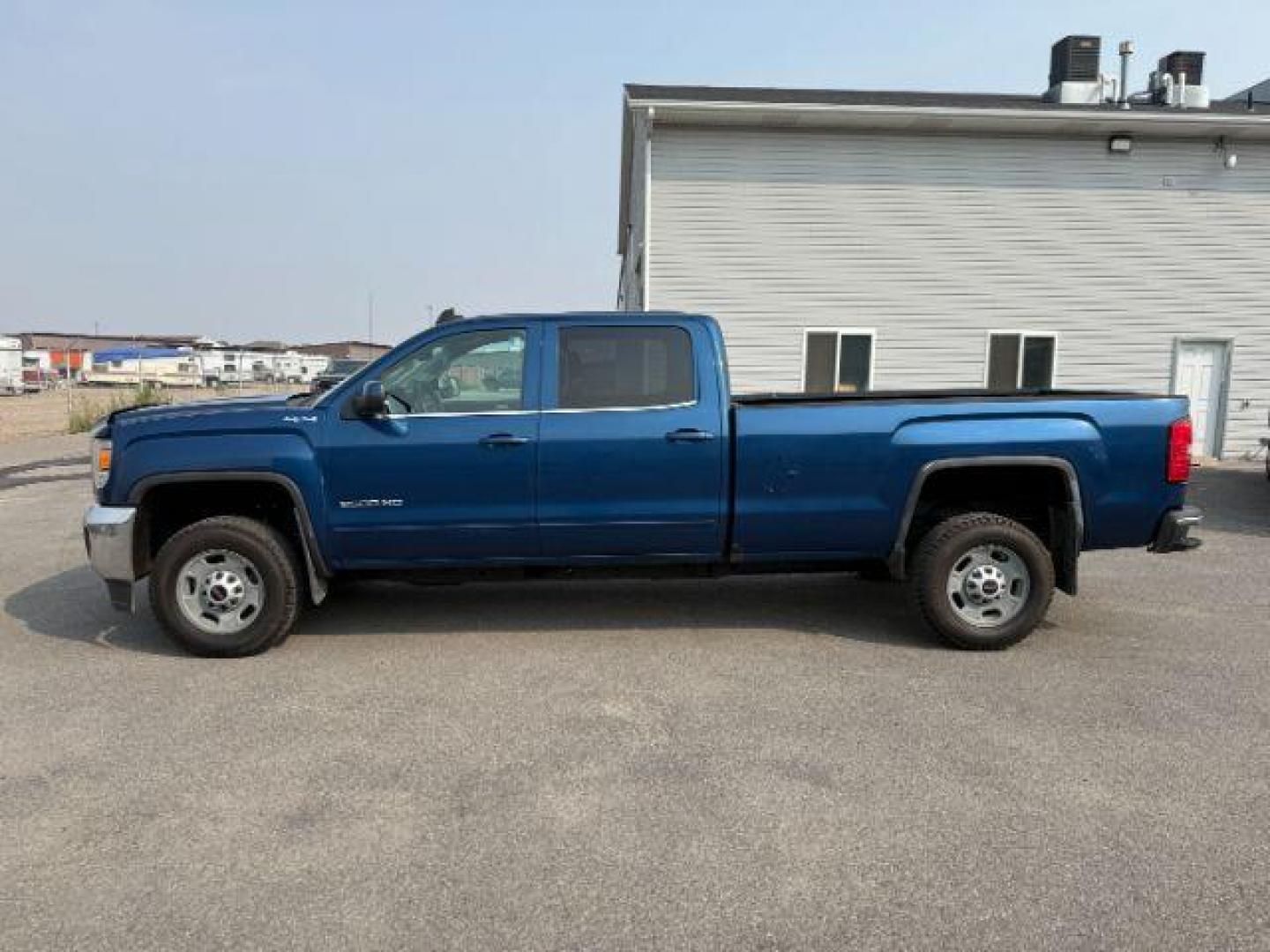 2018 BLUE /Jet Black GMC Sierra 2500HD (1GT12SEG9JF) with an Vortec 6L V-8 variable valve control engine, Automatic transmission, located at 1175 N Woodruff Ave, Idaho Falls, ID, 83401, 43.506901, -111.999657 - At Timberline Auto, finding a great deal on your next vehicle is always easy! Our experienced sales staff's goal is to help find you the right vehicle at the right price! Our knowledgeable finance department has options for almost any credit score. We offer extended service contract options to prote - Photo#20