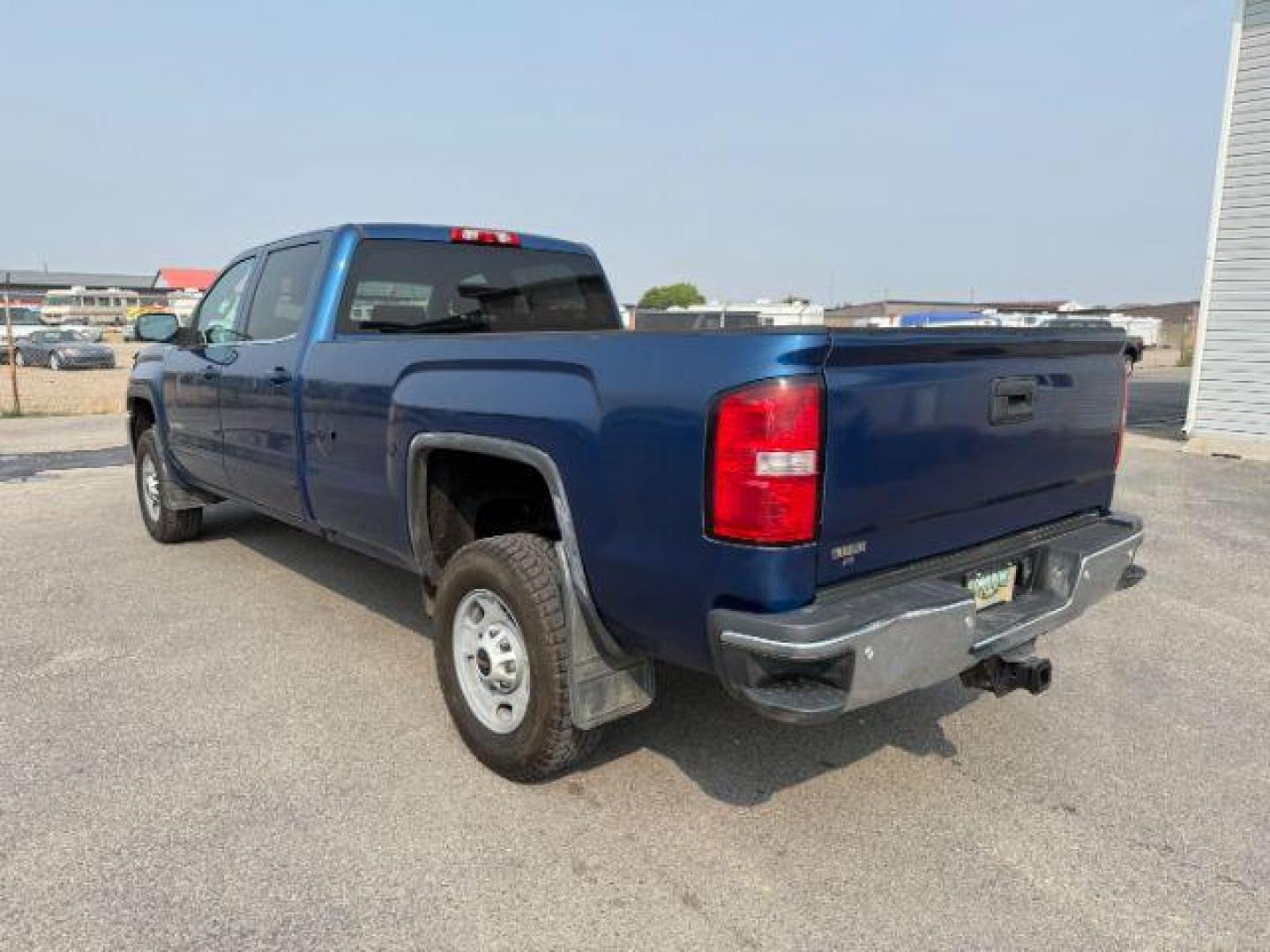 2018 BLUE /Jet Black GMC Sierra 2500HD (1GT12SEG9JF) with an Vortec 6L V-8 variable valve control engine, Automatic transmission, located at 1175 N Woodruff Ave, Idaho Falls, ID, 83401, 43.506901, -111.999657 - At Timberline Auto, finding a great deal on your next vehicle is always easy! Our experienced sales staff's goal is to help find you the right vehicle at the right price! Our knowledgeable finance department has options for almost any credit score. We offer extended service contract options to prote - Photo#21