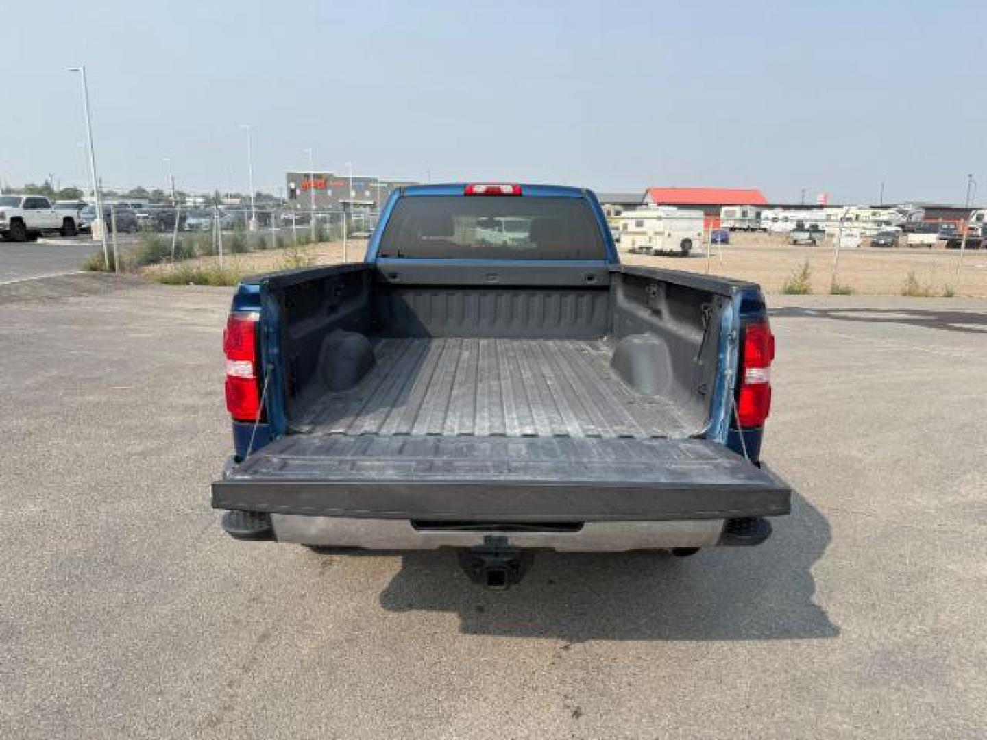 2018 BLUE /Jet Black GMC Sierra 2500HD (1GT12SEG9JF) with an Vortec 6L V-8 variable valve control engine, Automatic transmission, located at 1175 N Woodruff Ave, Idaho Falls, ID, 83401, 43.506901, -111.999657 - At Timberline Auto, finding a great deal on your next vehicle is always easy! Our experienced sales staff's goal is to help find you the right vehicle at the right price! Our knowledgeable finance department has options for almost any credit score. We offer extended service contract options to prote - Photo#23