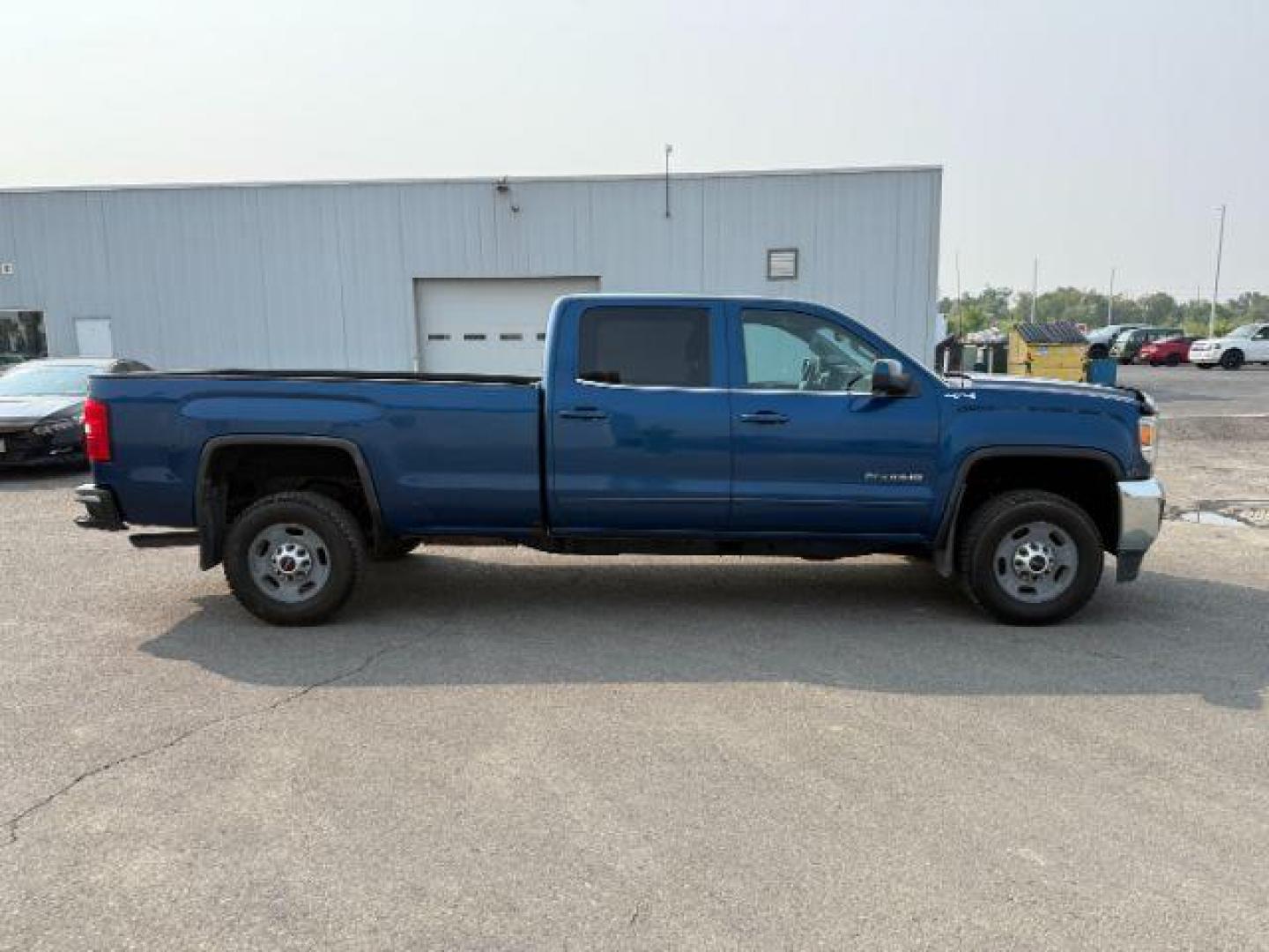 2018 BLUE /Jet Black GMC Sierra 2500HD (1GT12SEG9JF) with an Vortec 6L V-8 variable valve control engine, Automatic transmission, located at 1175 N Woodruff Ave, Idaho Falls, ID, 83401, 43.506901, -111.999657 - At Timberline Auto, finding a great deal on your next vehicle is always easy! Our experienced sales staff's goal is to help find you the right vehicle at the right price! Our knowledgeable finance department has options for almost any credit score. We offer extended service contract options to prote - Photo#25