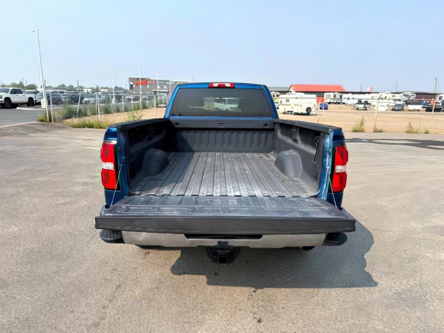 2018 BLUE /Jet Black GMC Sierra 2500HD (1GT12SEG9JF) with an Vortec 6L V-8 variable valve control engine, Automatic transmission, located at 1175 N Woodruff Ave, Idaho Falls, ID, 83401, 43.506901, -111.999657 - At Timberline Auto, finding a great deal on your next vehicle is always easy! Our experienced sales staff's goal is to help find you the right vehicle at the right price! Our knowledgeable finance department has options for almost any credit score. We offer extended service contract options to prote - Photo#4