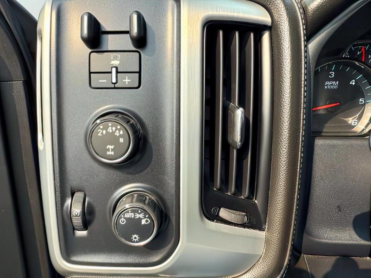 2018 BLUE /Jet Black GMC Sierra 2500HD (1GT12SEG9JF) with an Vortec 6L V-8 variable valve control engine, Automatic transmission, located at 1175 N Woodruff Ave, Idaho Falls, ID, 83401, 43.506901, -111.999657 - At Timberline Auto, finding a great deal on your next vehicle is always easy! Our experienced sales staff's goal is to help find you the right vehicle at the right price! Our knowledgeable finance department has options for almost any credit score. We offer extended service contract options to prote - Photo#14