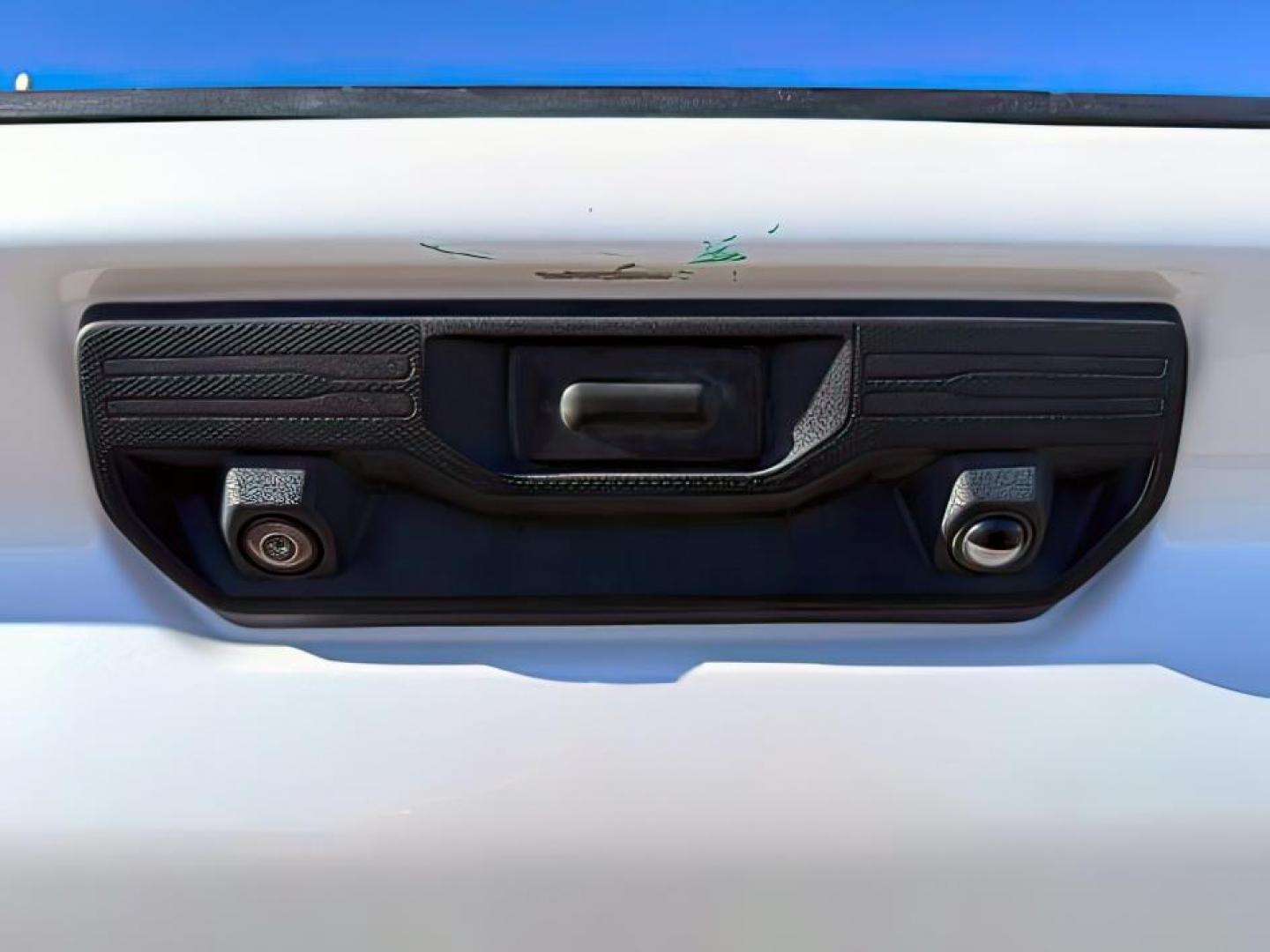 2021 Summit White /Jet Black Chevrolet Silverado 3500HD (1GC4YUEY4MF) with an Duramax 66L V-8 diesel direct injection engine, Automatic transmission, located at 1175 N Woodruff Ave, Idaho Falls, ID, 83401, 43.506901, -111.999657 - At Timberline Auto, finding a great deal on your next vehicle is always easy! Our experienced sales staff's goal is to help find you the right vehicle at the right price! Our knowledgeable finance department has options for almost any credit score. We offer extended service contract options to prote - Photo#4