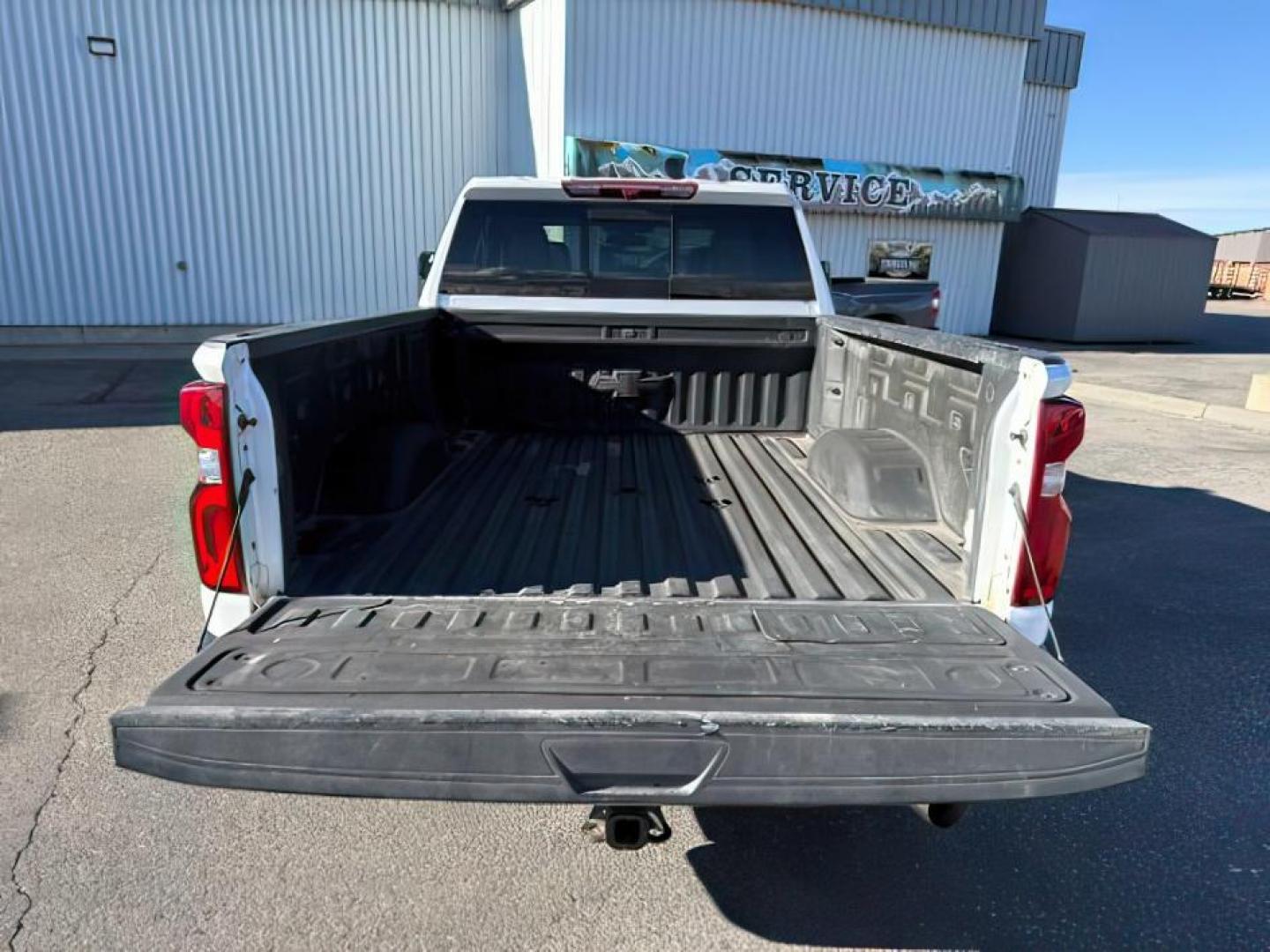 2021 Summit White /Jet Black Chevrolet Silverado 3500HD (1GC4YUEY4MF) with an Duramax 66L V-8 diesel direct injection engine, Automatic transmission, located at 1175 N Woodruff Ave, Idaho Falls, ID, 83401, 43.506901, -111.999657 - At Timberline Auto, finding a great deal on your next vehicle is always easy! Our experienced sales staff's goal is to help find you the right vehicle at the right price! Our knowledgeable finance department has options for almost any credit score. We offer extended service contract options to prote - Photo#5