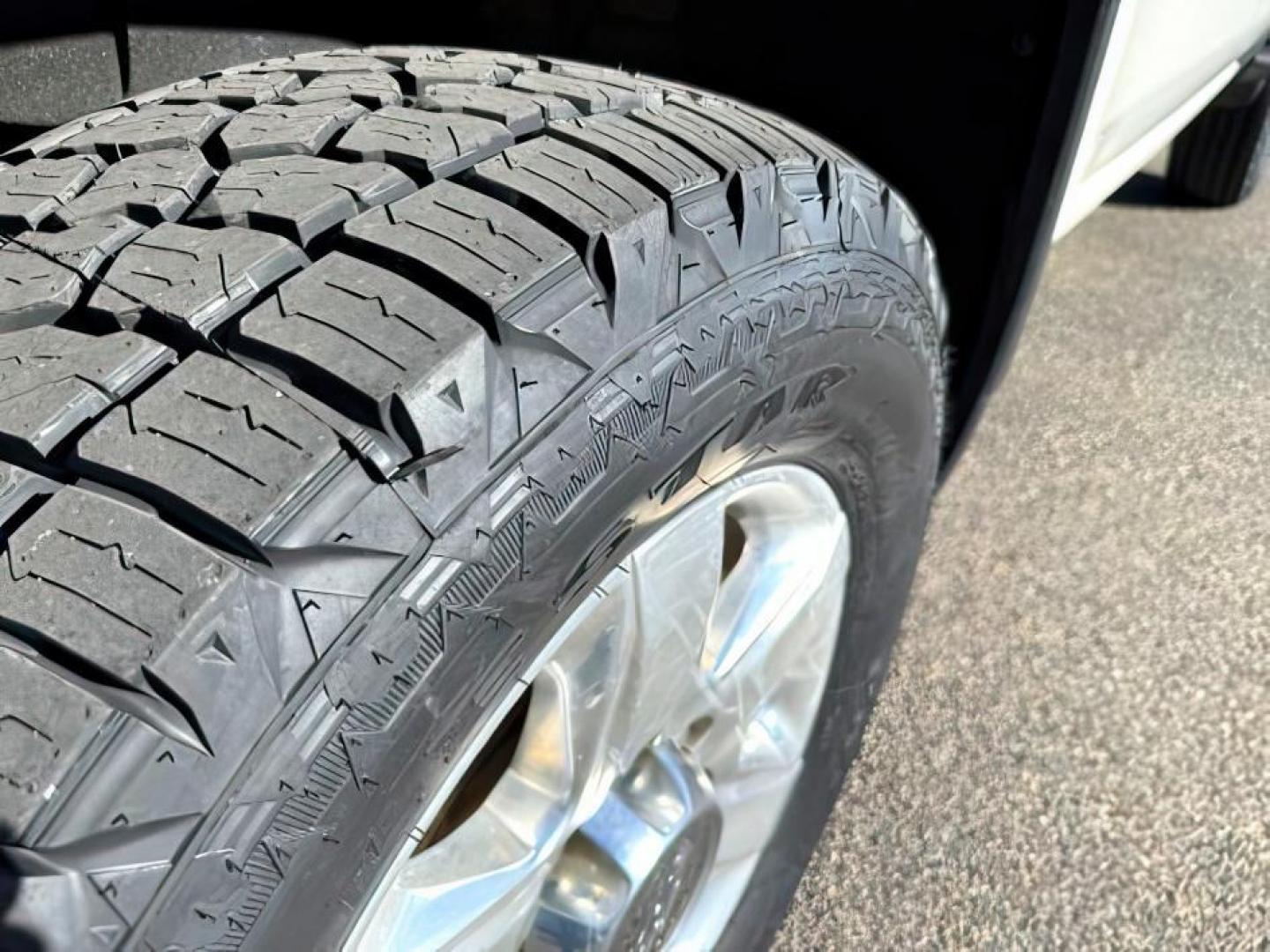 2021 Summit White /Jet Black Chevrolet Silverado 3500HD (1GC4YUEY4MF) with an Duramax 66L V-8 diesel direct injection engine, Automatic transmission, located at 1175 N Woodruff Ave, Idaho Falls, ID, 83401, 43.506901, -111.999657 - At Timberline Auto, finding a great deal on your next vehicle is always easy! Our experienced sales staff's goal is to help find you the right vehicle at the right price! Our knowledgeable finance department has options for almost any credit score. We offer extended service contract options to prote - Photo#10