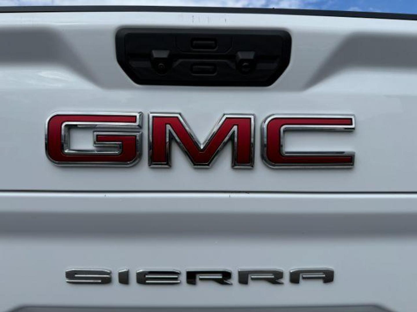 2022 Summit White /Jet Black GMC Sierra 3500HD (1GT49UEY8NF) with an Duramax 66L V-8 diesel direct injection engine, Automatic transmission, located at 1175 N Woodruff Ave, Idaho Falls, ID, 83401, 43.506901, -111.999657 - At Timberline Auto, finding a great deal on your next vehicle is always easy! Our experienced sales staff's goal is to help find you the right vehicle at the right price! Our knowledgeable finance department has options for almost any credit score. We offer extended service contract options to prote - Photo#29